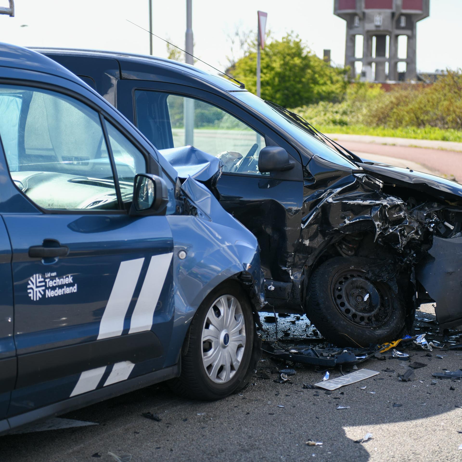 Veel Schade Bij Botsing Met Drie Voertuigen In IJmuiden Haarlems Dagblad