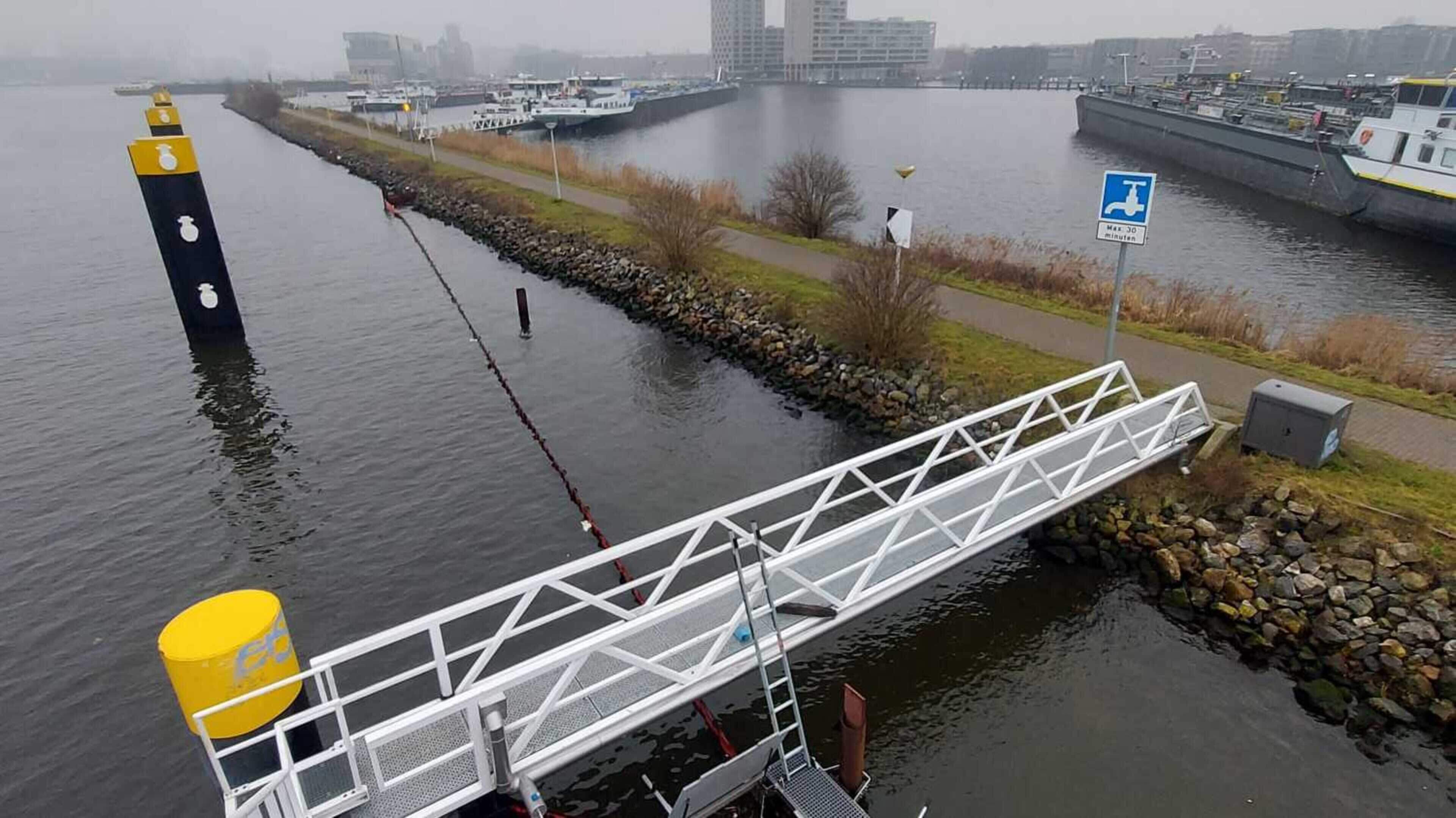 'Traps' cleaning harbor water. Port of Amsterdam trials waste collection system: 'The power is in simplicity'