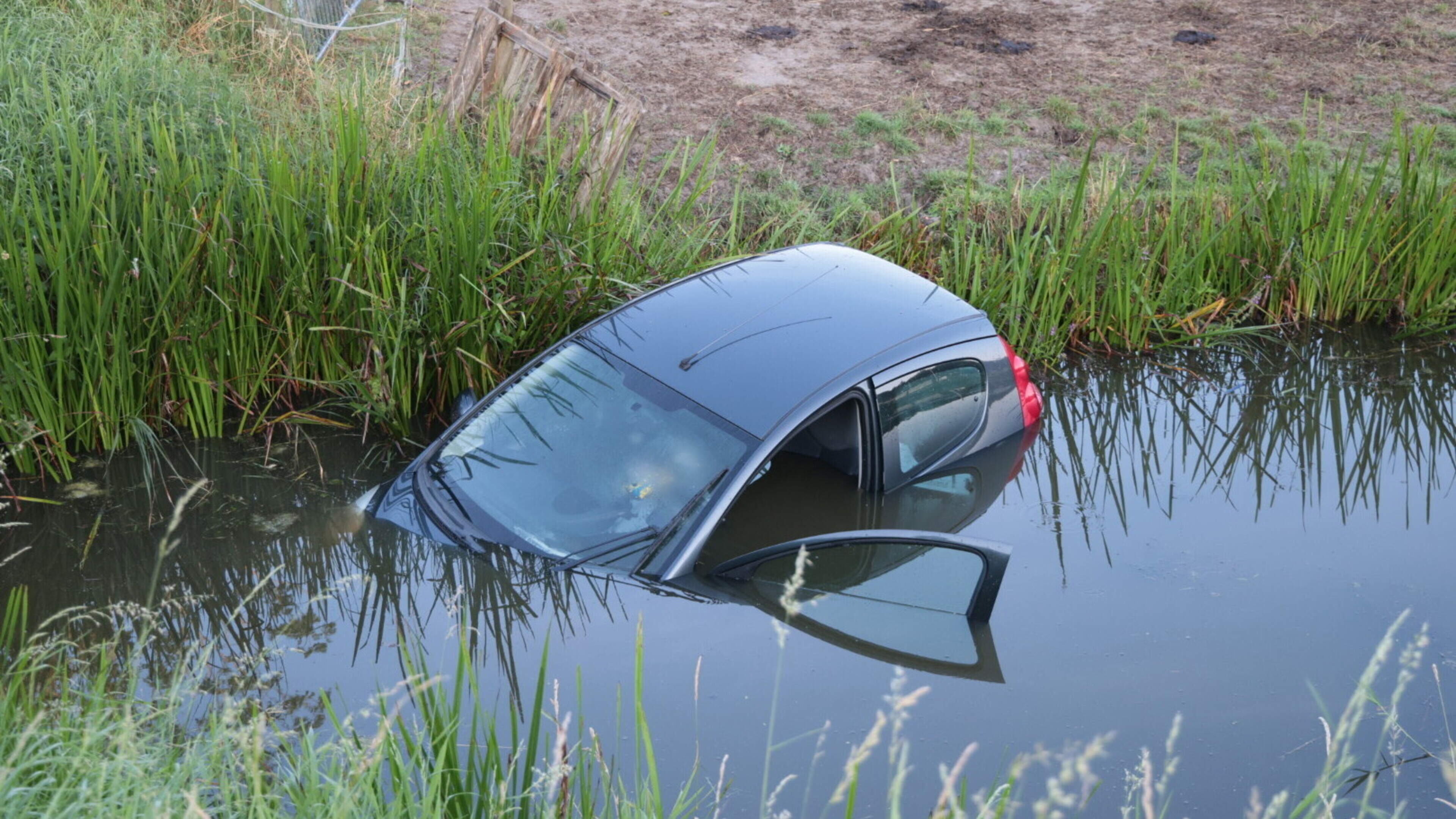 Automobilist belandt in water in Velserbroek