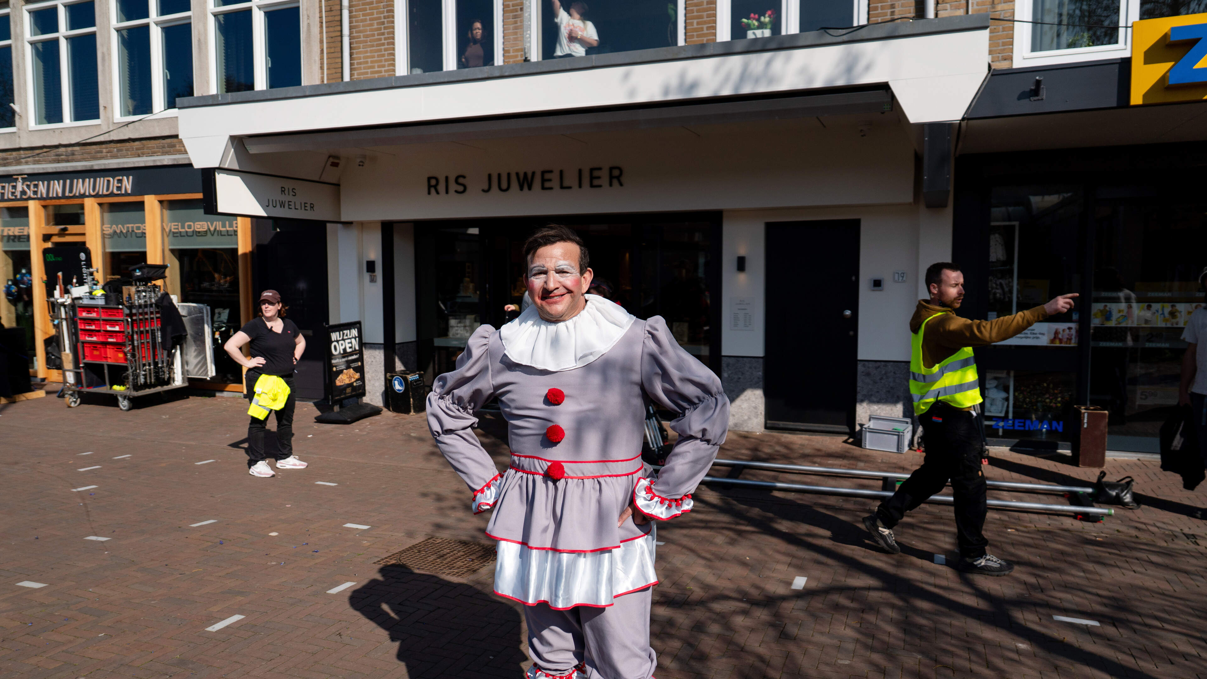 Najib Amhali filming at jeweler in IJmuiden: ‘A bit of a stir every now and then is nice’