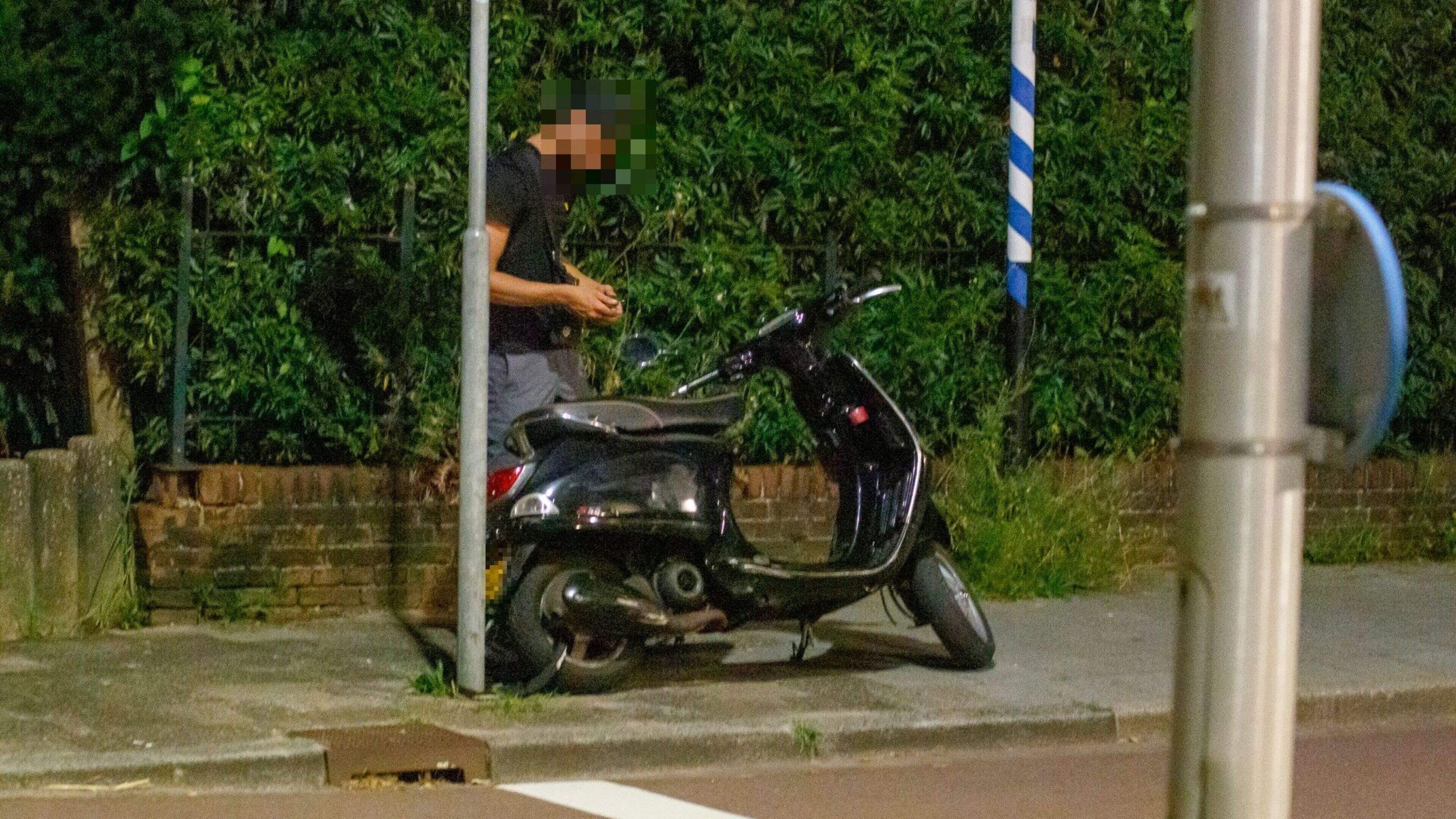 Politie rijdt scooterrijder klem in Santpoort-Zuid, bestuurder slaat op de vlucht