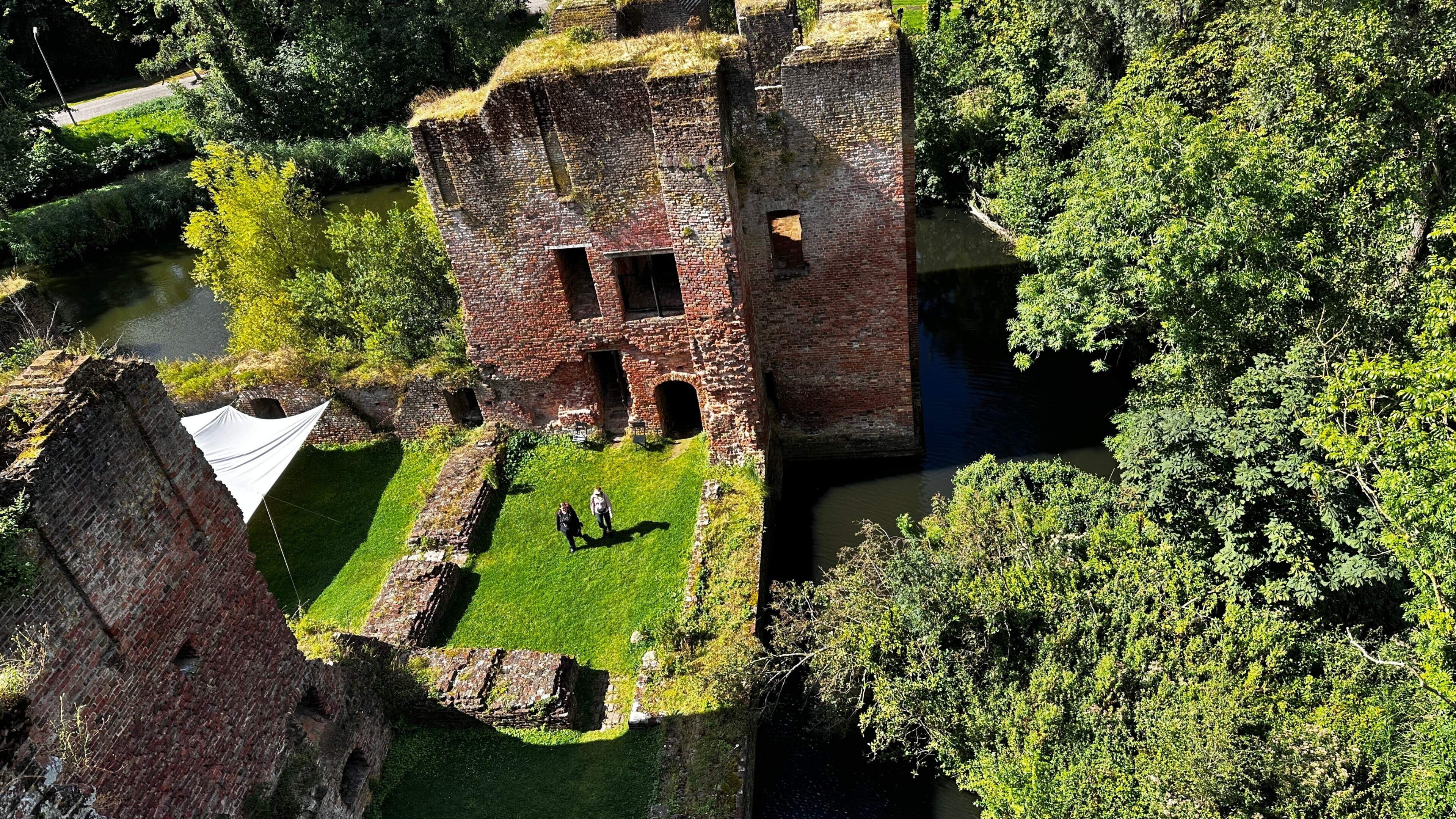 Searching for traces of the past at the Brederode Ruins: Children can earn an archaeologist passport