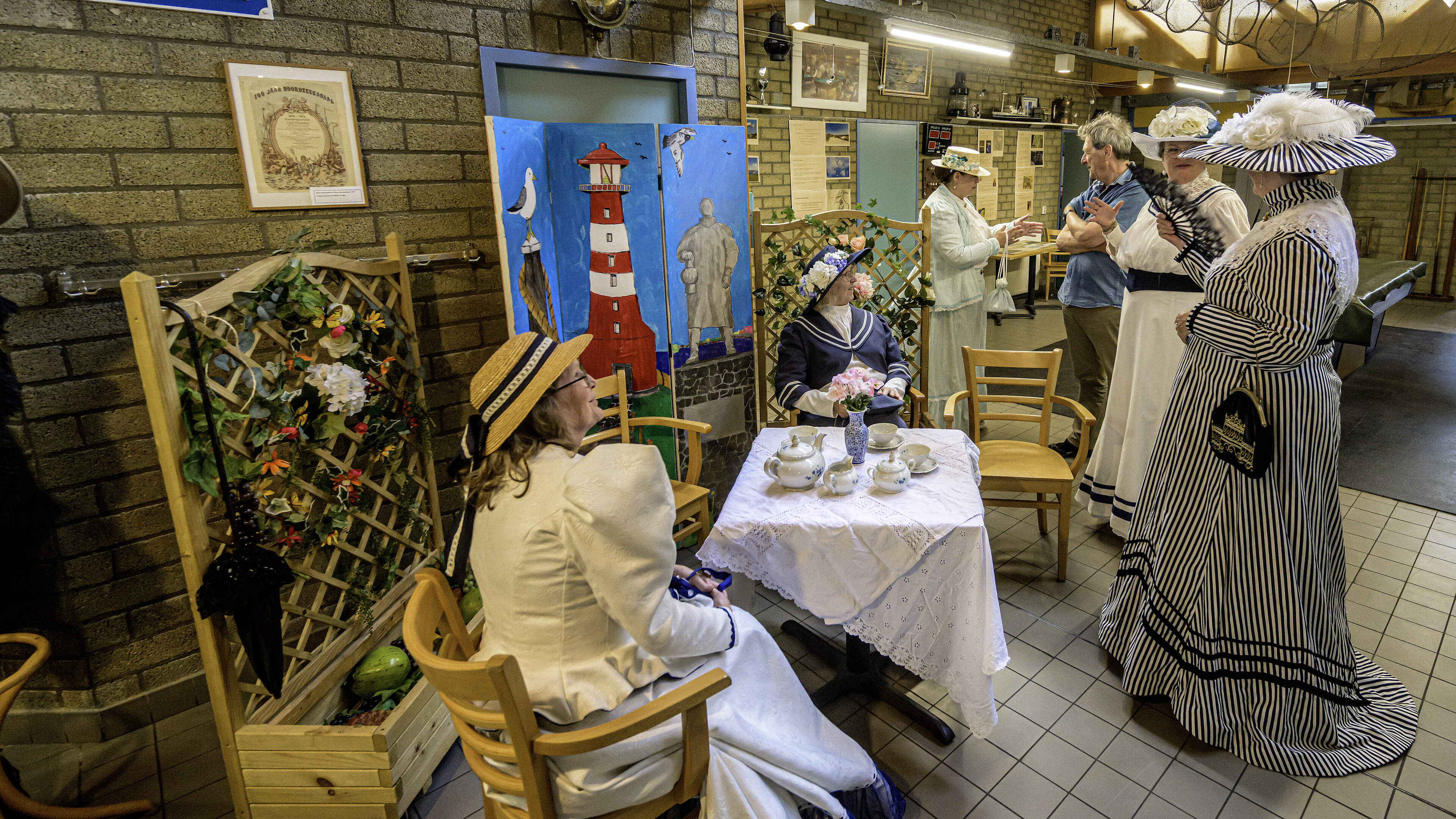 Discovery tour of 150 years of IJmuiden by bike along five locations: 'It’s like bringing back memories'