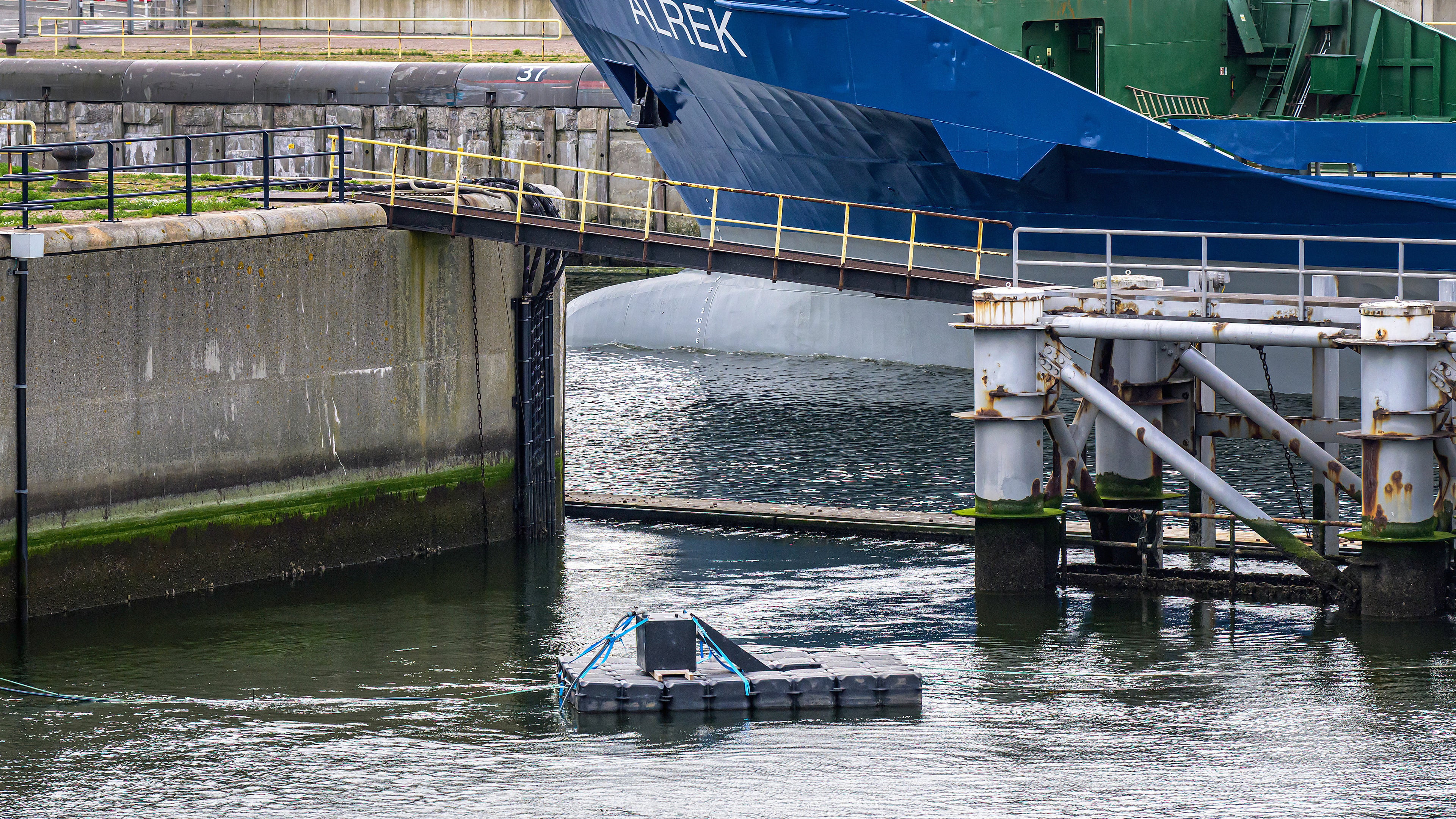 Four floating ‘Elver Finders’ to catch glass eels at locks: How do they work?