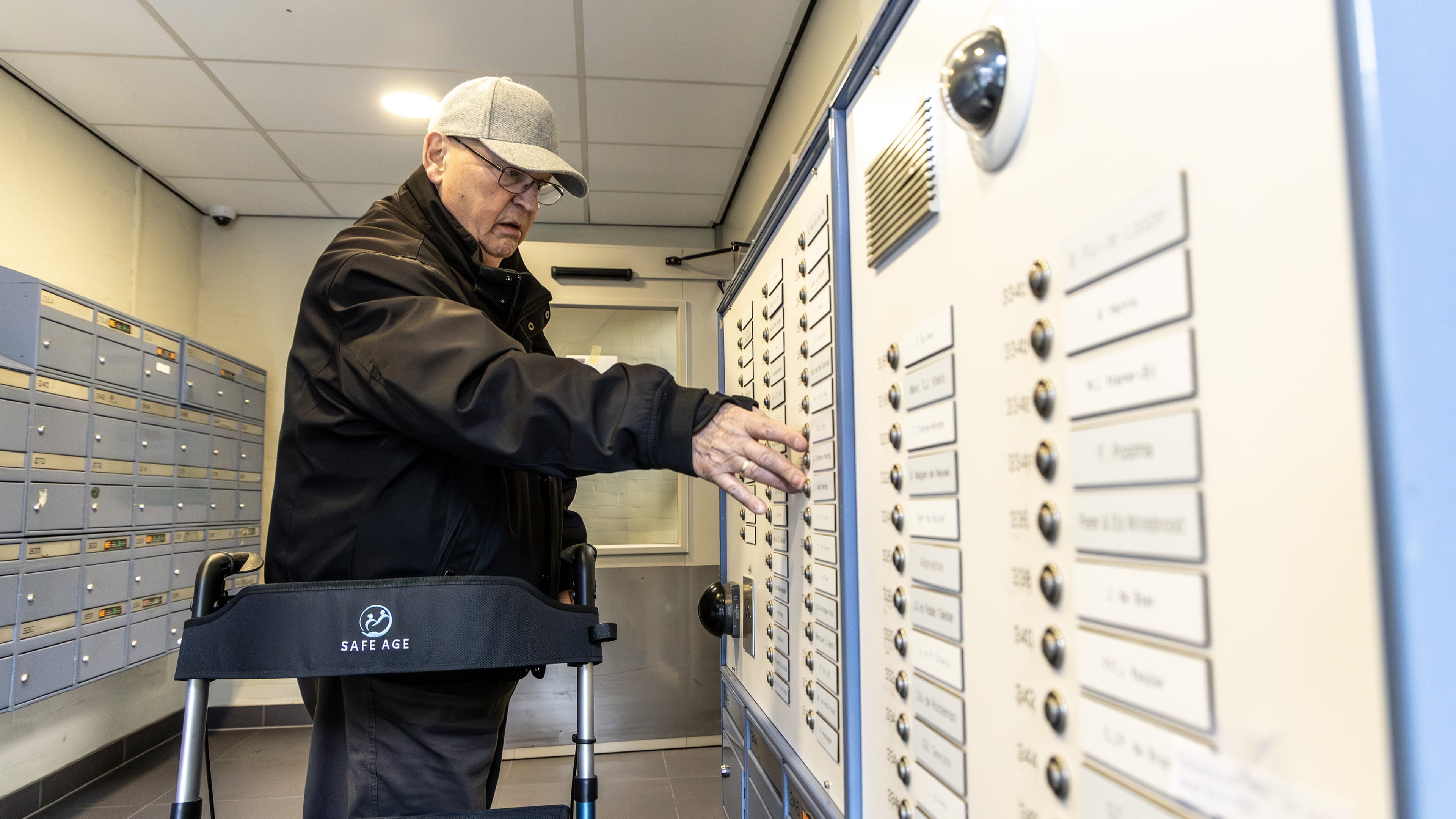 Doors of Velserbroek residential complex wide open for a month: 'Strangers recently entered a neighbor's home again'