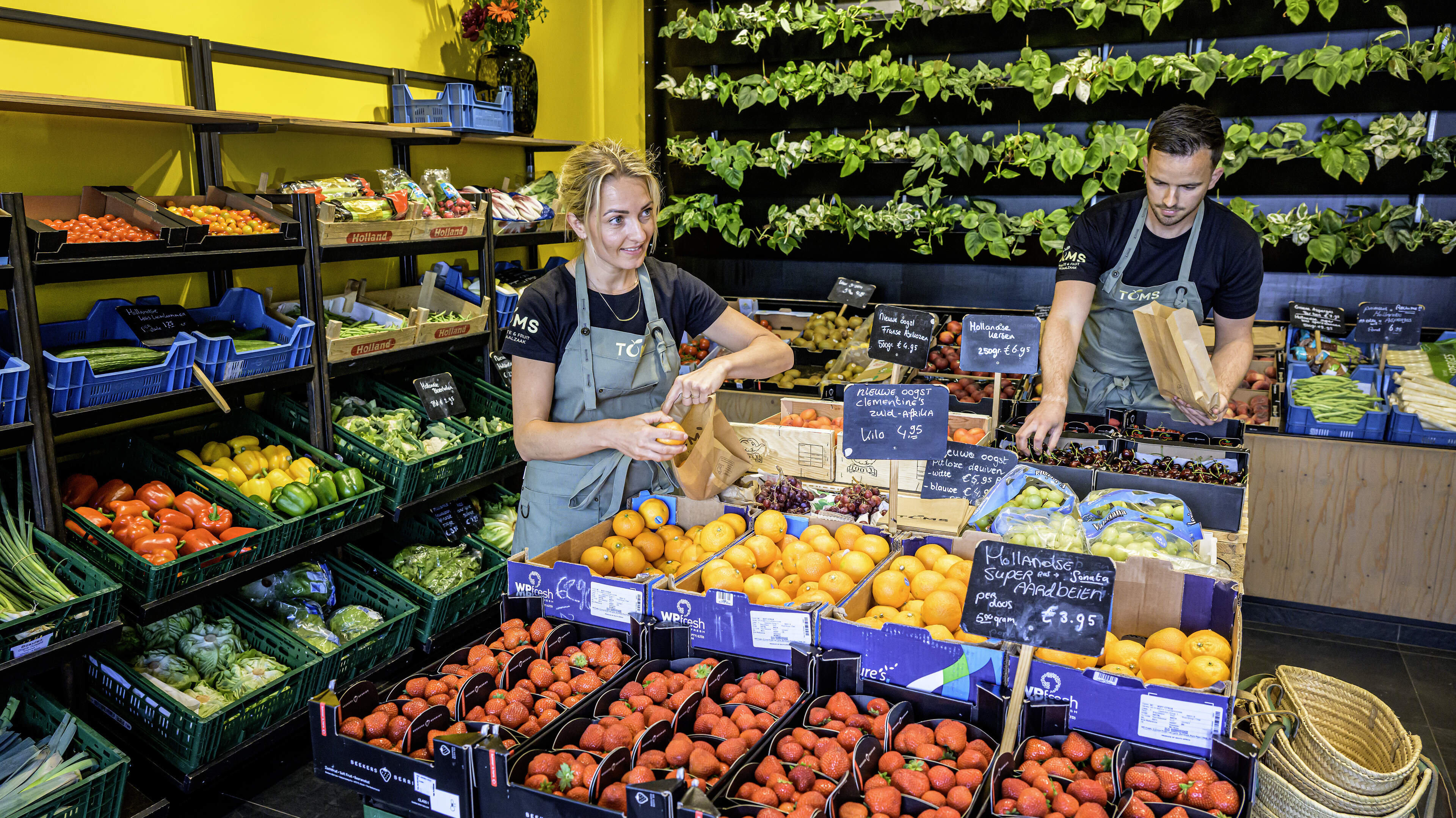 Sara and Tom take over Stefan Blom's greengrocer in Santpoort-Noord: 'In this shopping street, the shopkeepers are very connected'