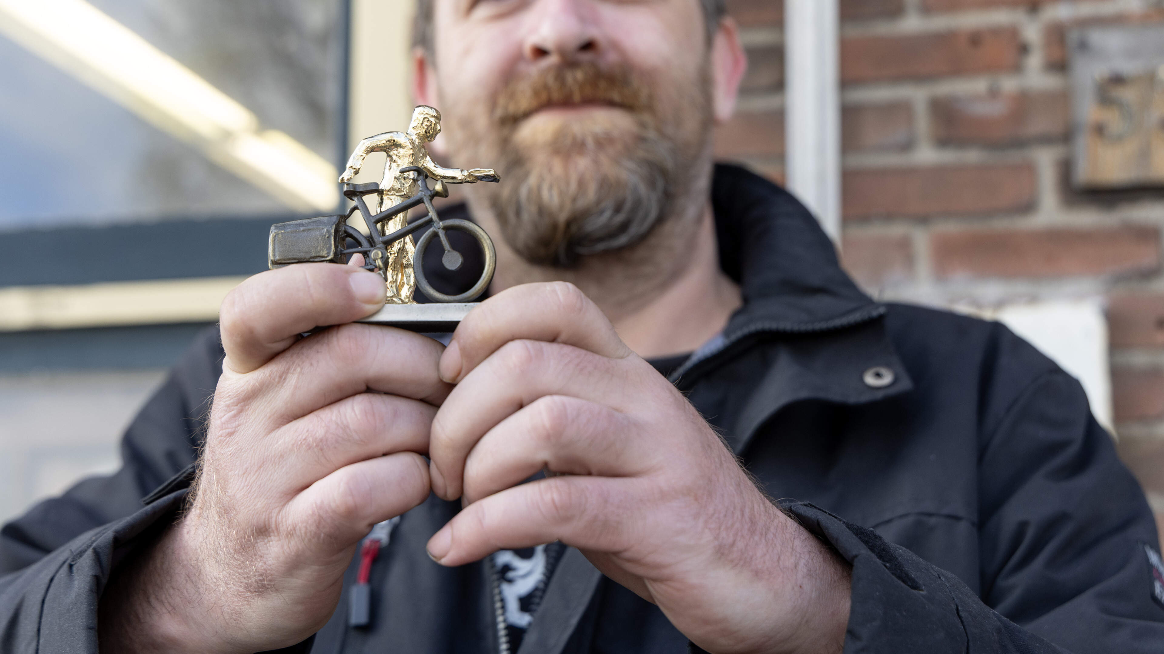 Peter van den Oever has been delivering the newspaper in IJmuiden for thirty years. 'I didn't prepare you for this. Otherwise you wouldn't sleep.'