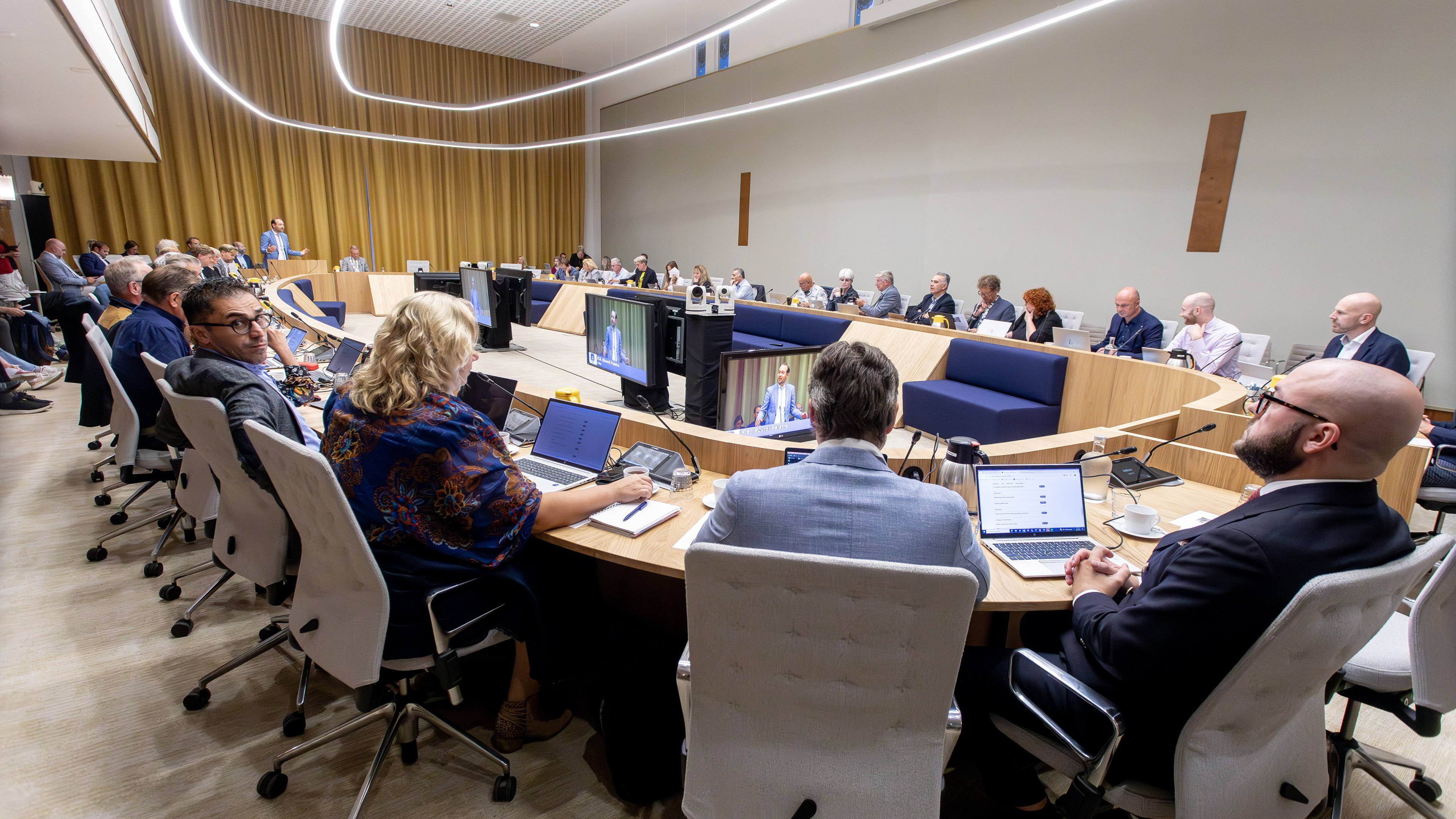 Should another artwork be added to the Velsen council chamber? New council members now have their say