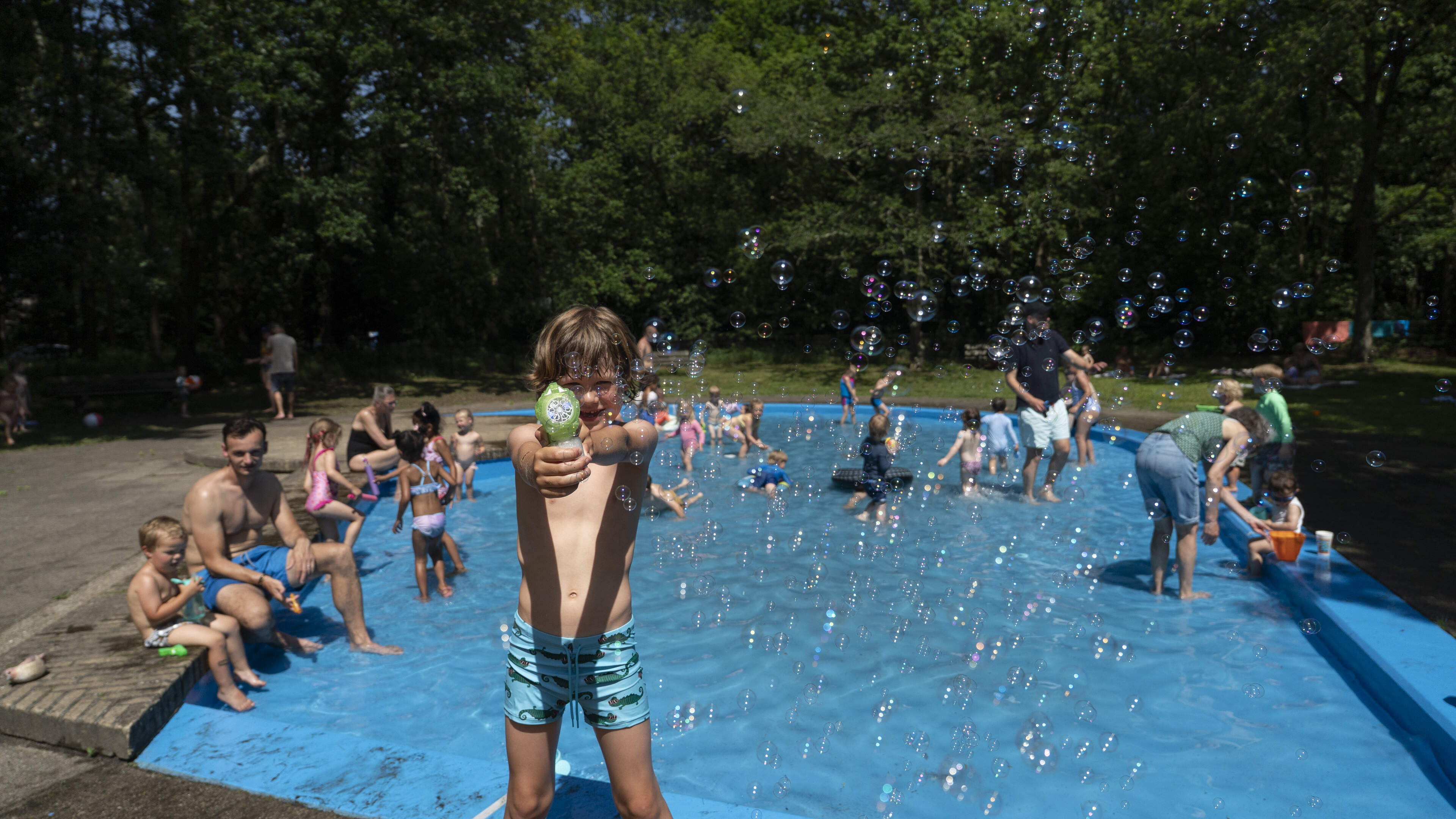 Water pistols and a green crocodile in the Santpoort paddling pool: ‘It’s nice here under the trees’