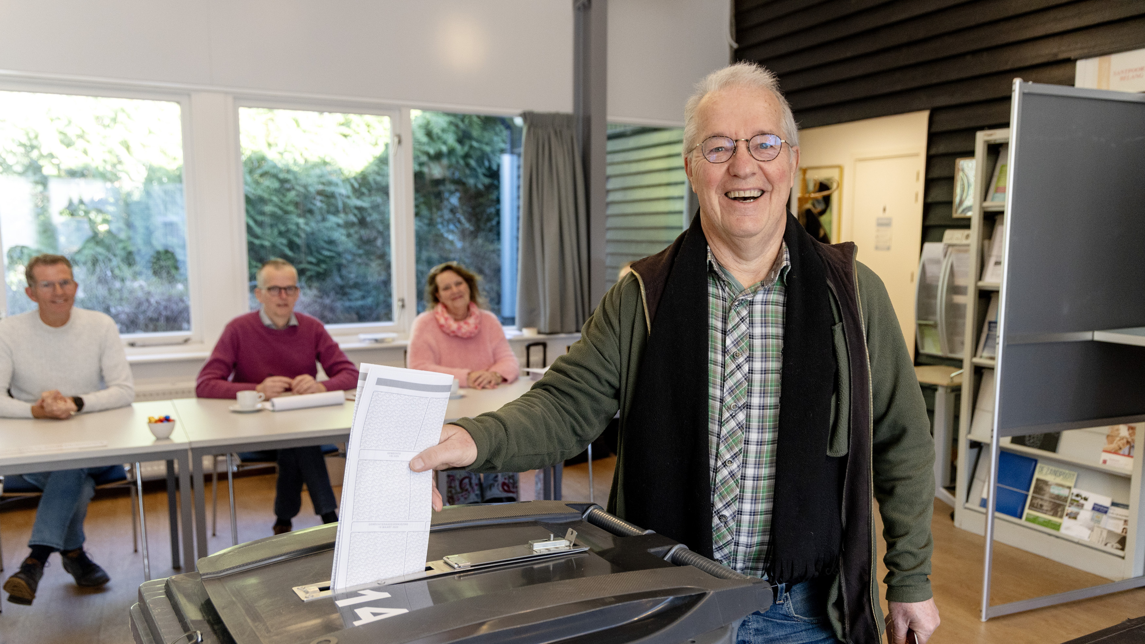 Does the arrival of an asylum center at De Elta sports park influence the voting behavior of Santpoort residents? 'We have a responsibility and we must share it'