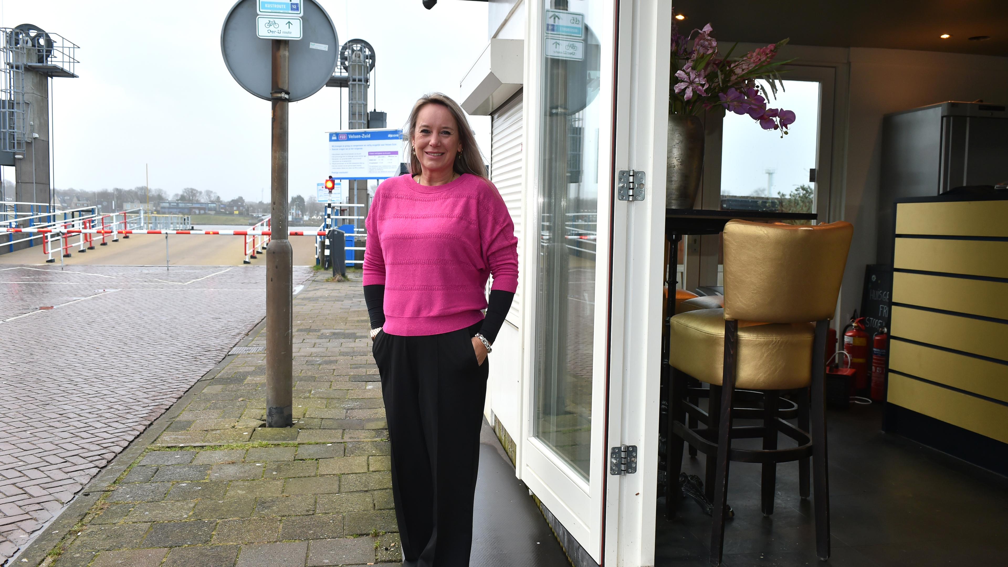 Snackbar ’De Oversteek’ in Velsen-Noord staat te koop. Vraagprijs: 90.000 euro