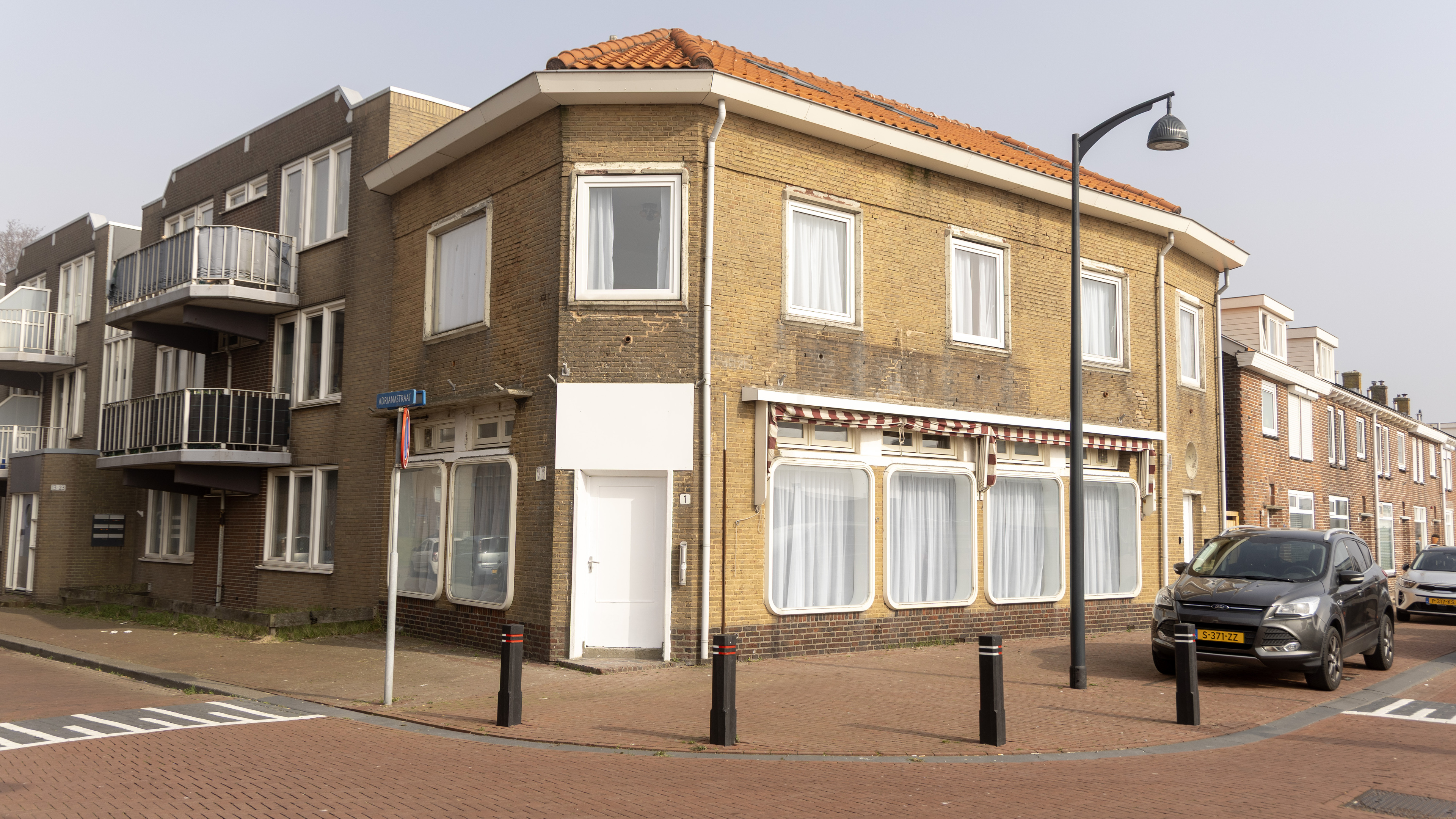 Ukrainian refugees arrive Monday in Oud-IJmuiden. Top floor not in use by order of fire department