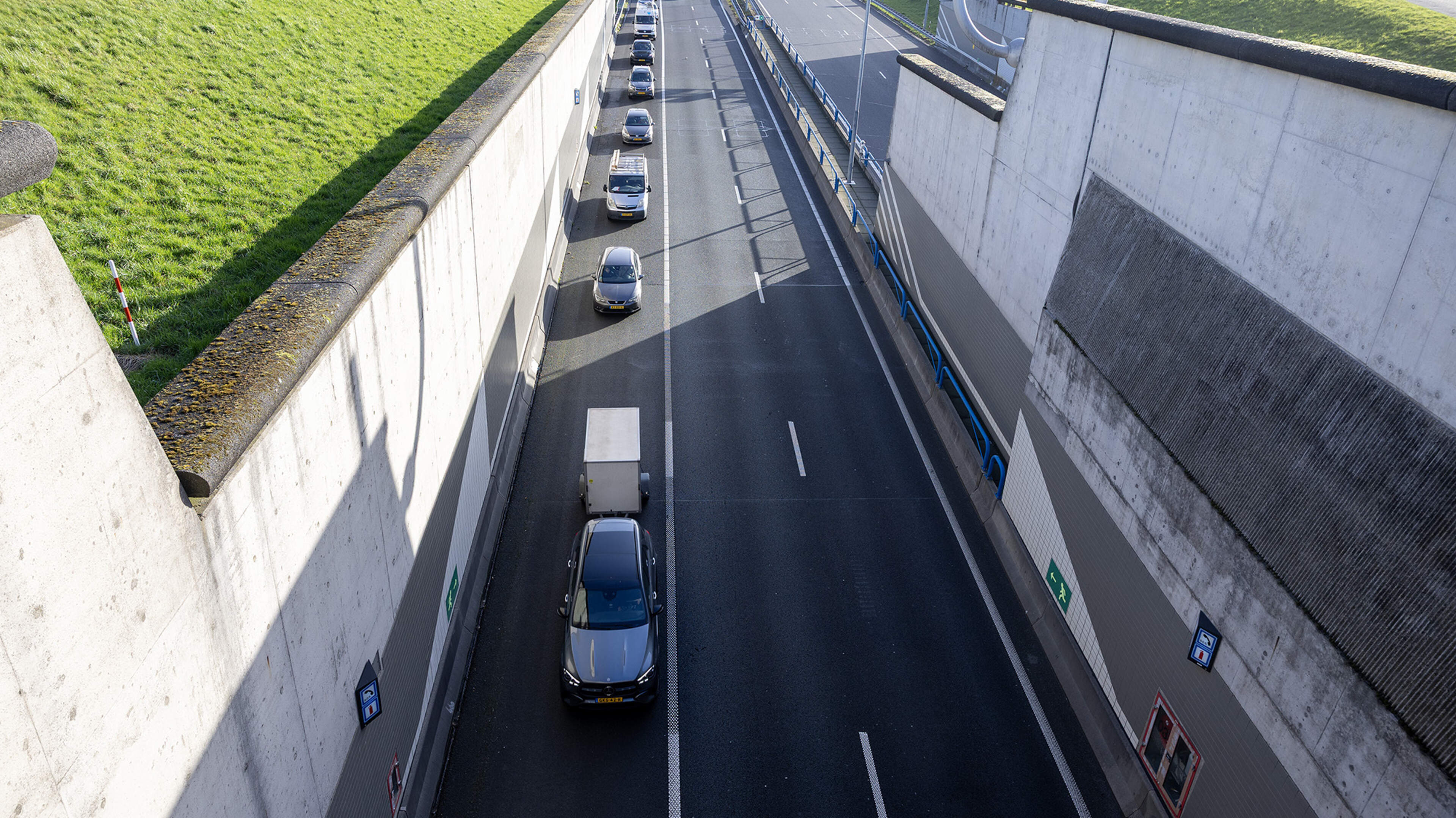 Wijkertunnel partially closed towards Beverwijk after accident, two people taken to hospital
