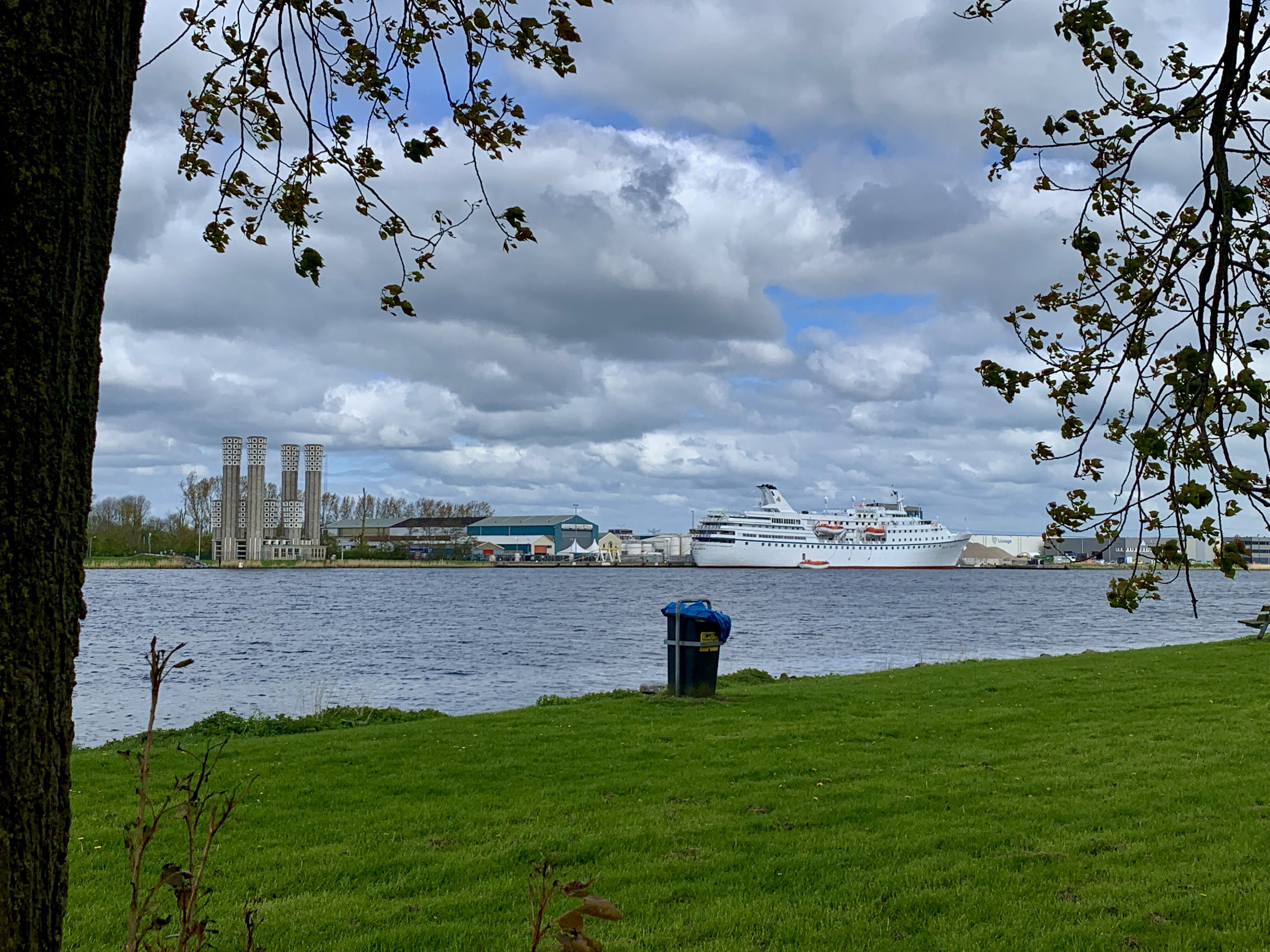 Het asielschip blijft enkele jaren in Velsen-Noord en toch onderzoek naar asielzoekers bij Action Pl