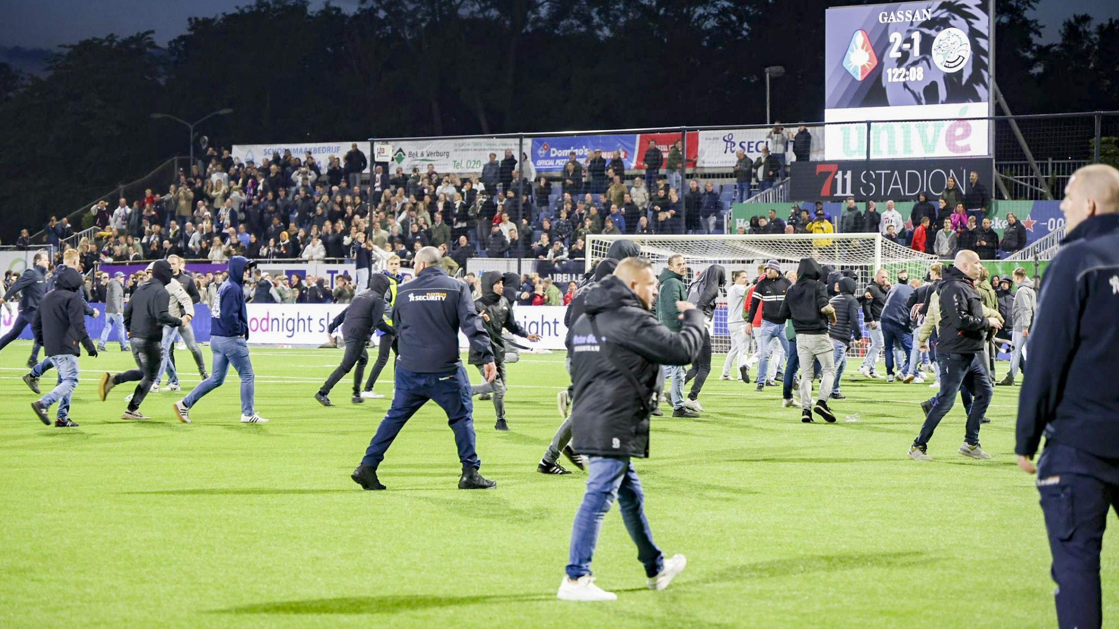 Telstar en Den Bosch spreken afkeuring uit over rellen, politie start onderzoek