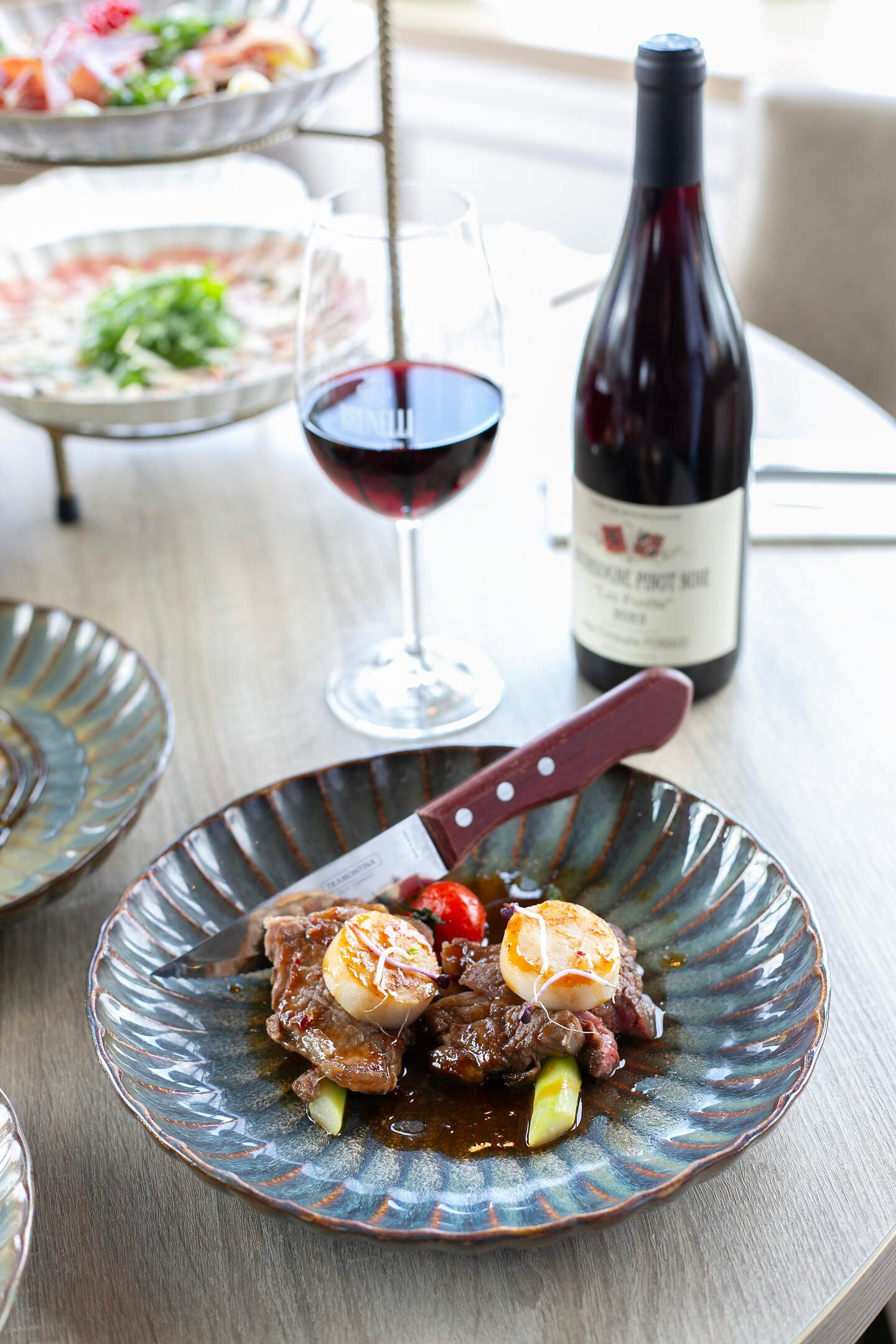 Het hoofdgerecht. Wezel: ,,een mini-surf ’n turf met Rib-eye en coquille.”