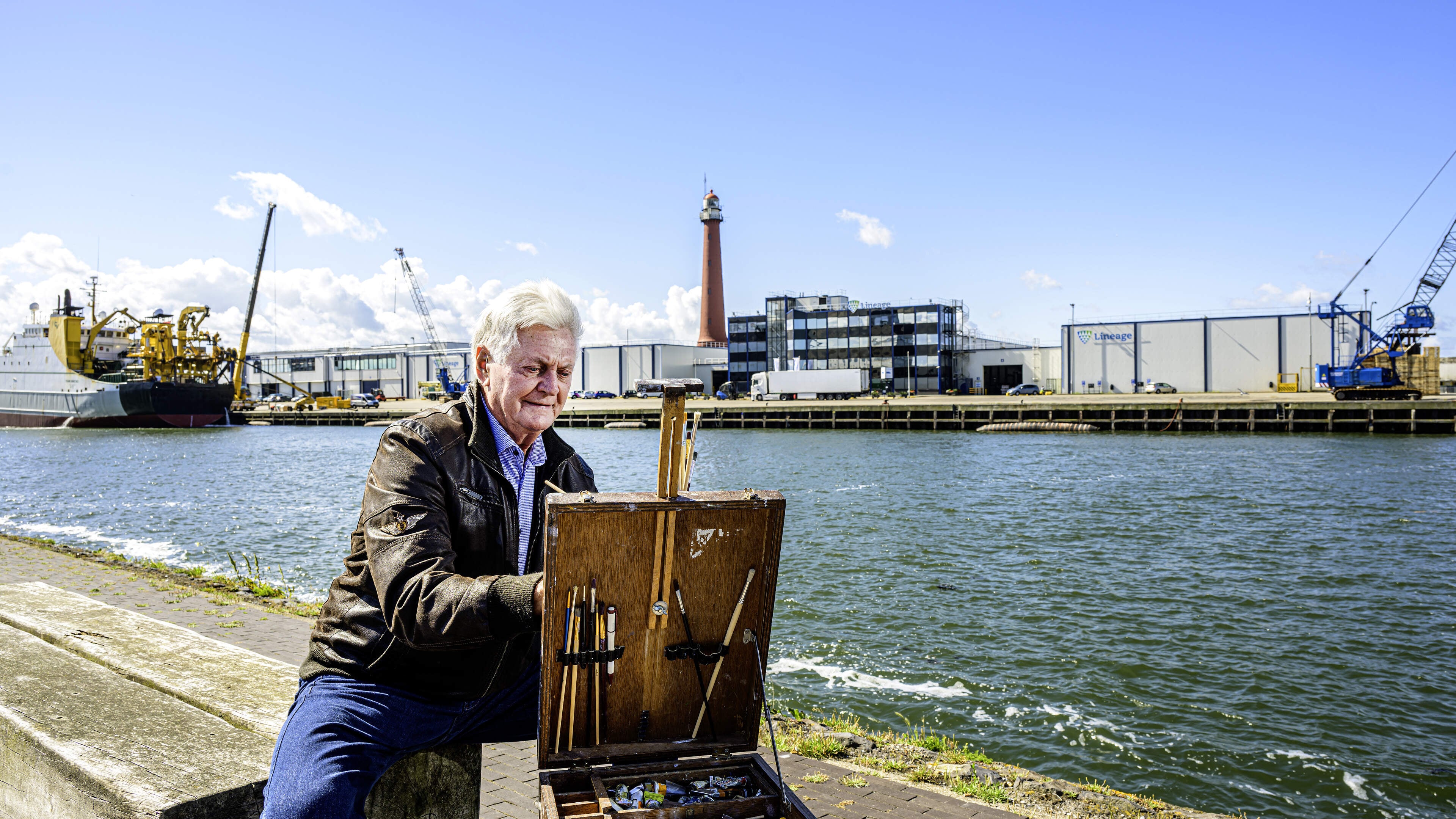 Chris (80) prefers painting the maritime world and enjoying a coffee at the harbor. 'I used to see those men on that bench. Now I sit there'