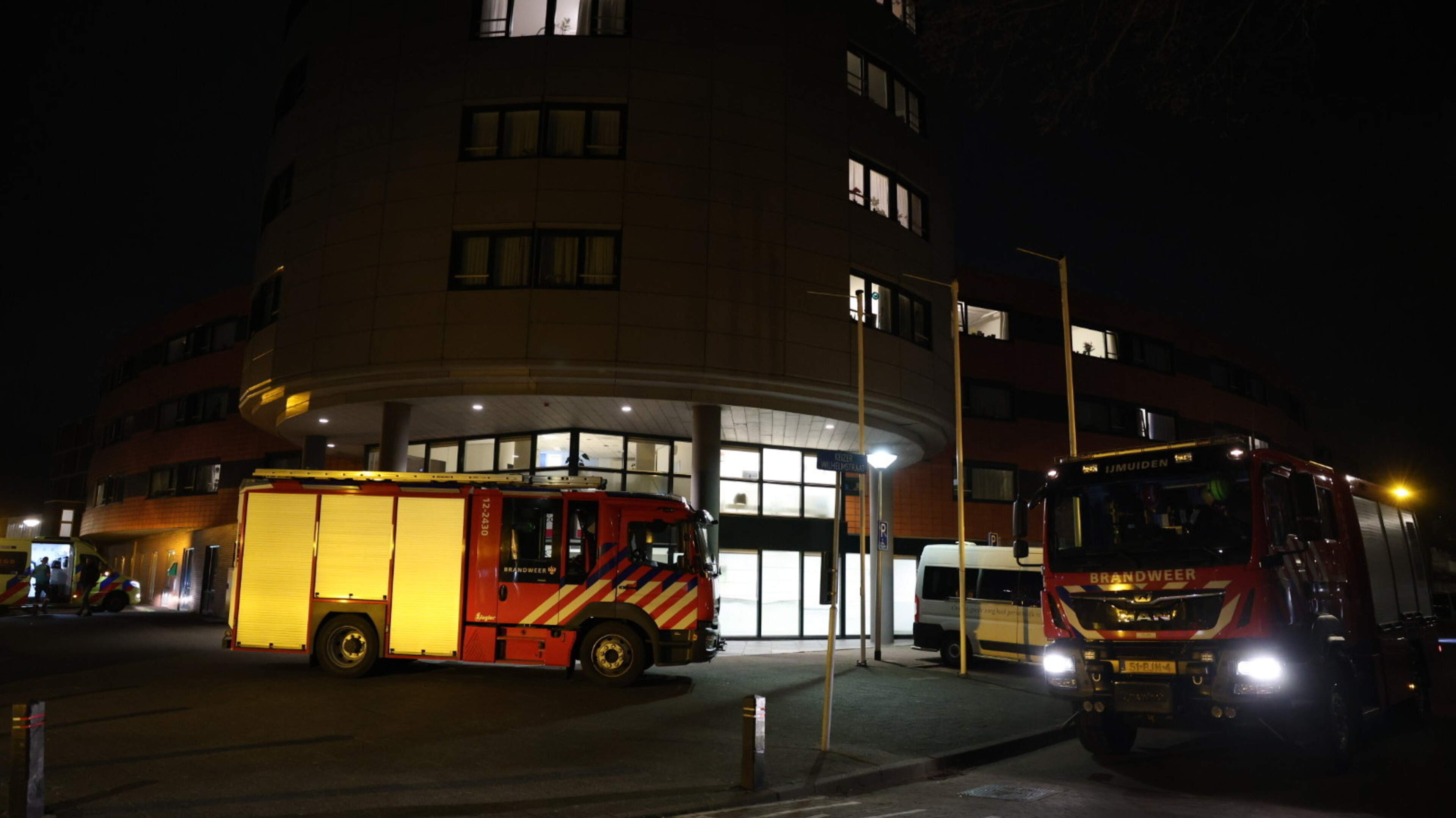 Fire at Breezicht residential care center in IJmuiden, fire department scales up to medium fire