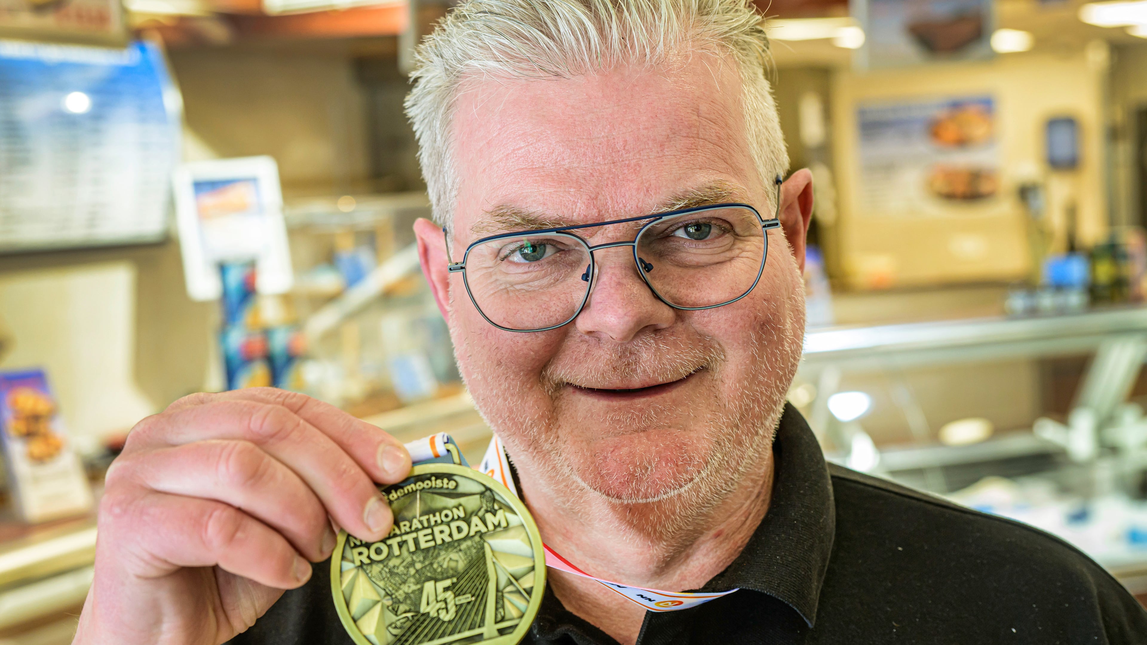 Fishmonger Henk (31kg lighter) continues to amaze as IJmuiden's 'marathon king': 'I feel reborn'