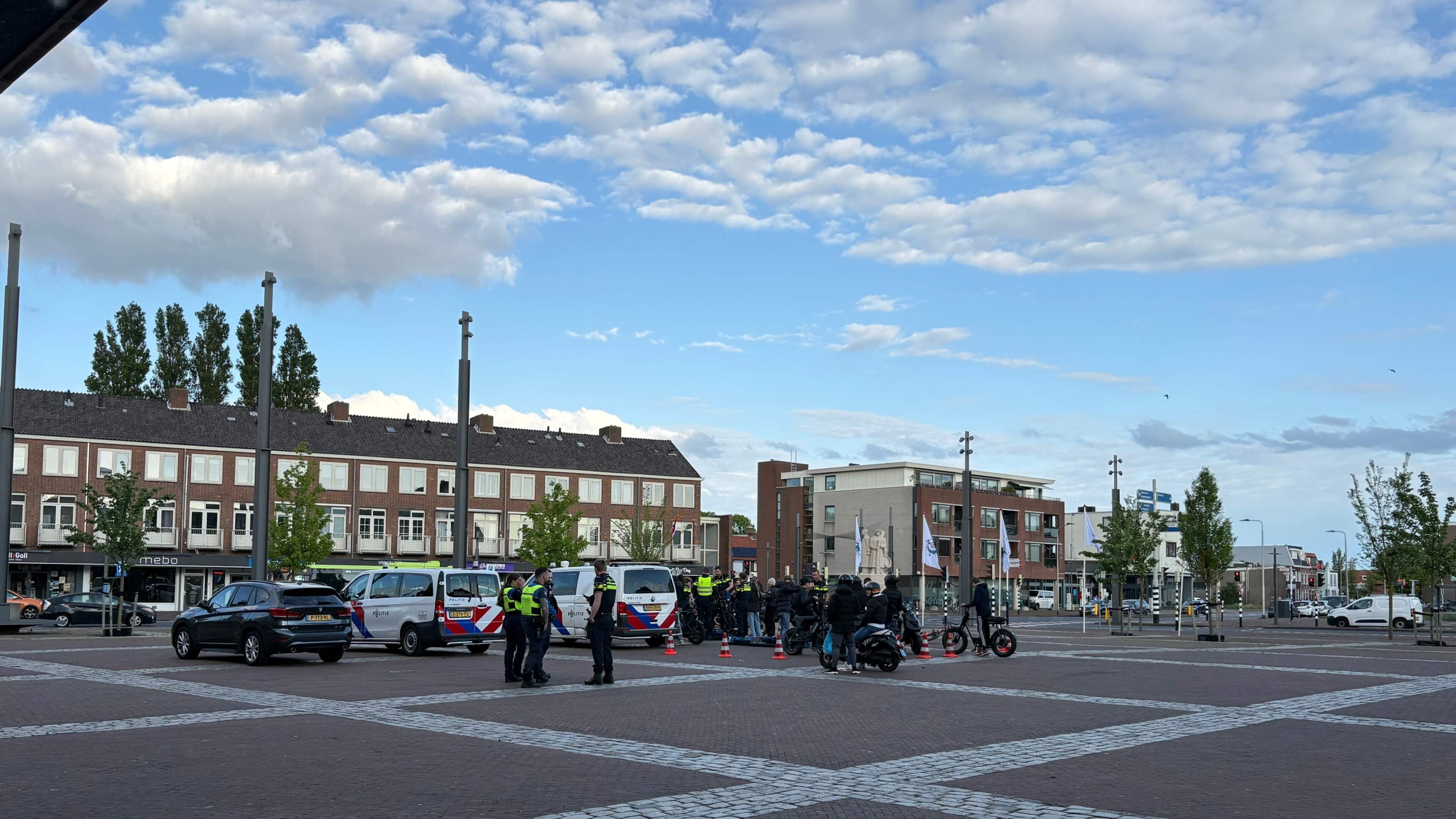 Police issue nearly 100 fines during IJmond traffic checks, mainly for phone use while driving