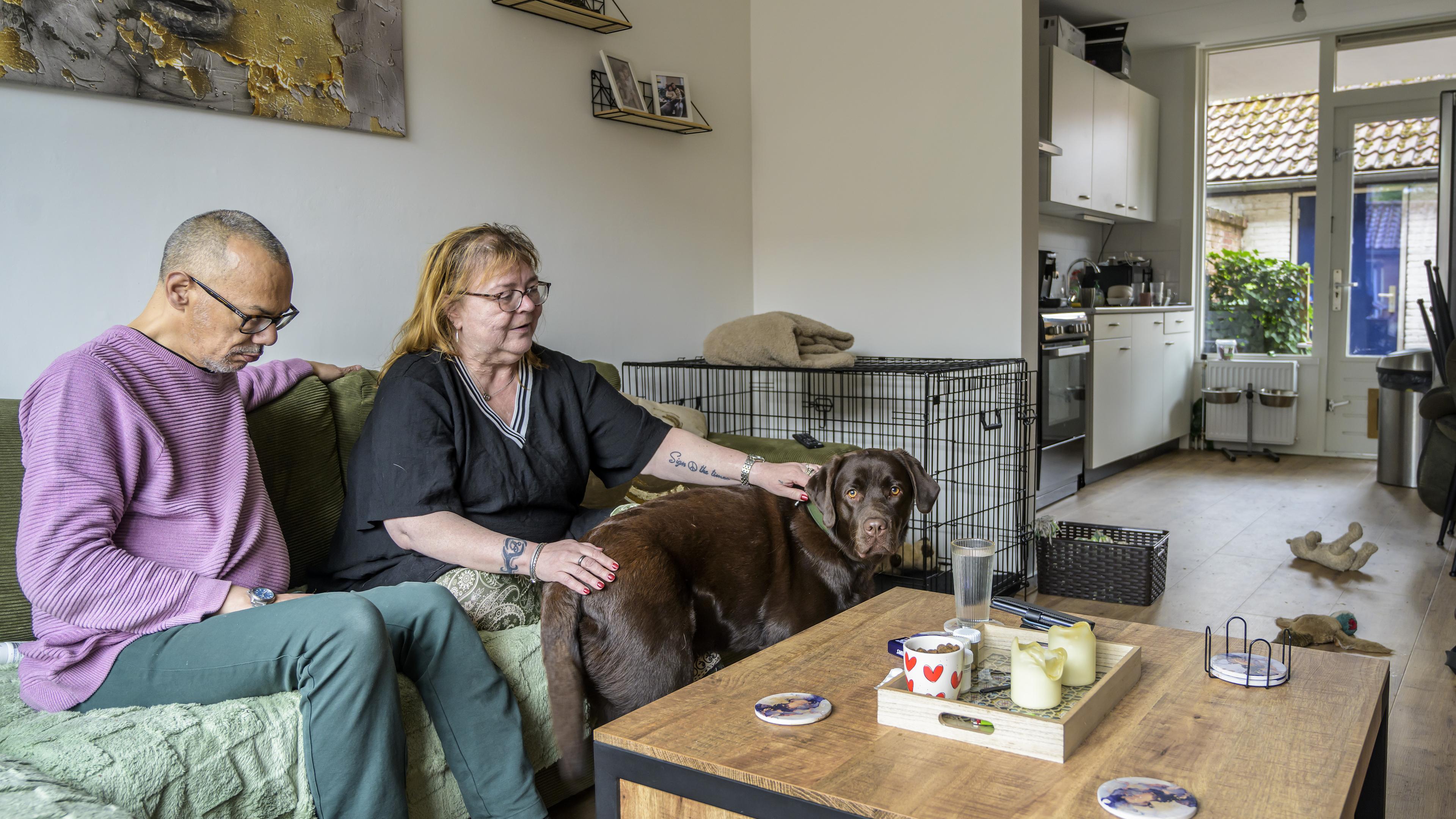 Manuel, Vera en labrador Indy terug na verwoestende brand in IJmuiden. ’We zijn zelfs de as van onze