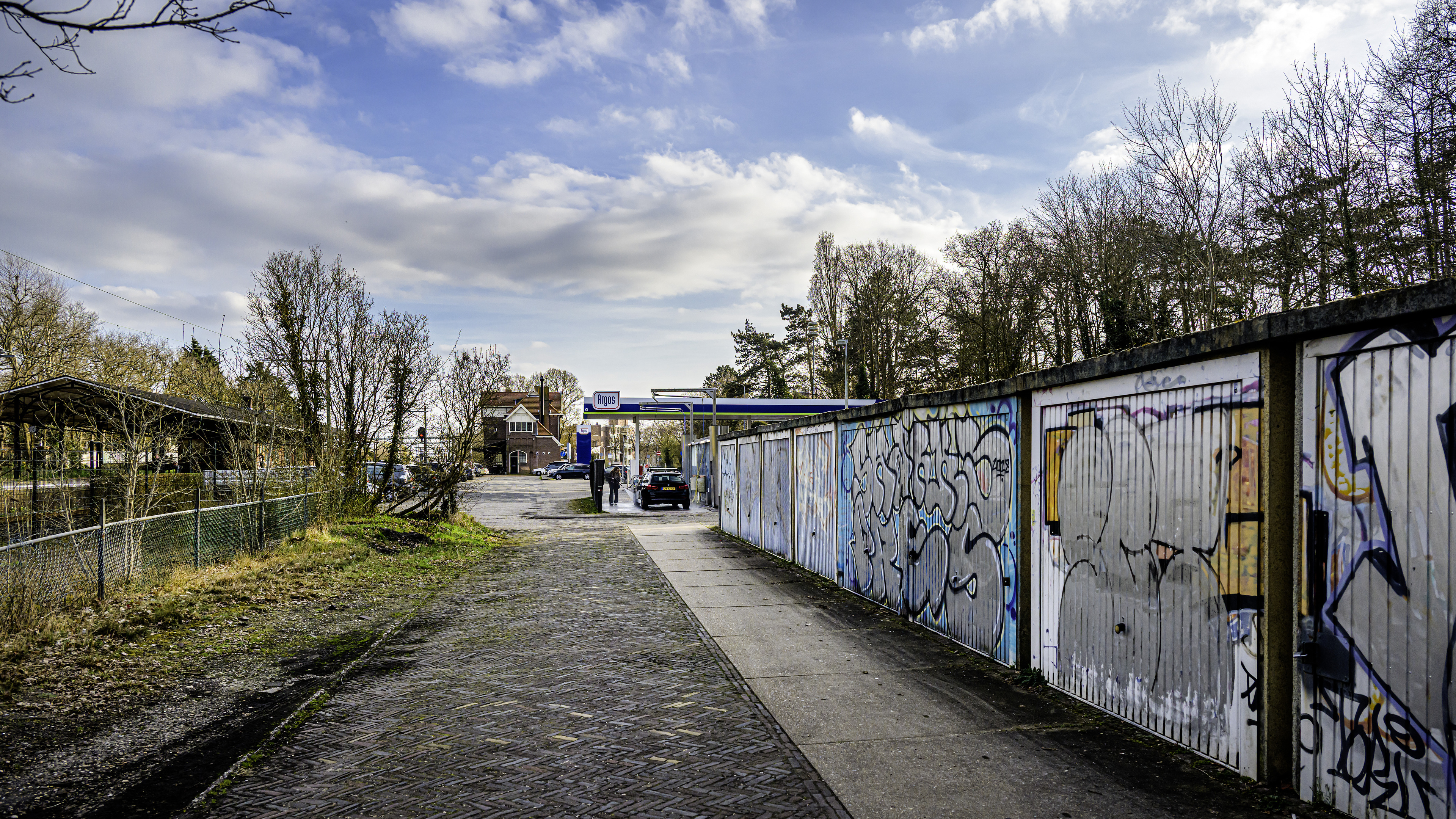 New housing plan along the railway in Santpoort-Zuid: Garages and gas station to make way