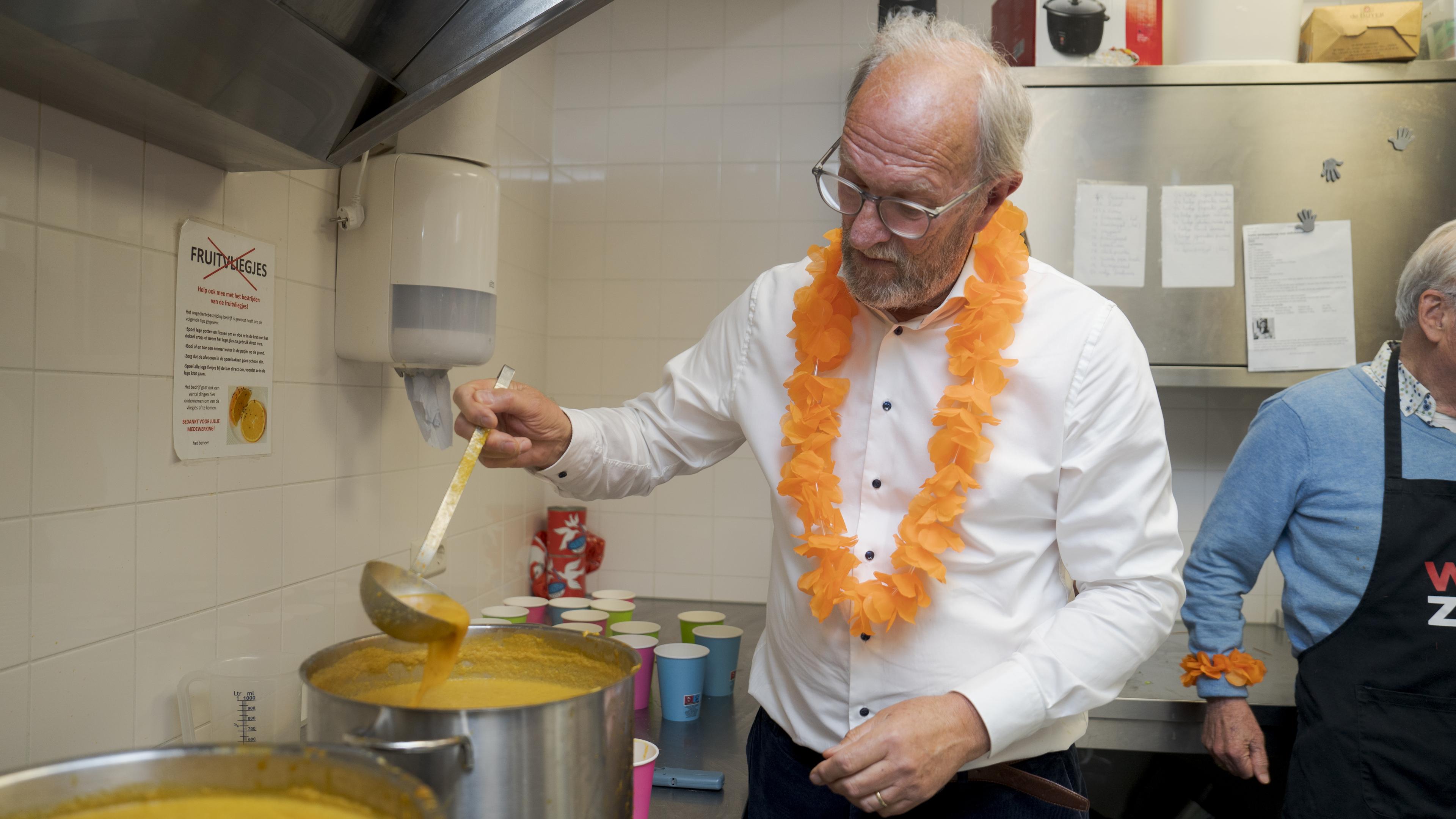 Succesvolle bevrijdingssoep in buurthuis Het Terras in Santpoort-Noord krijgt vervolg. Reijer Kooij:
