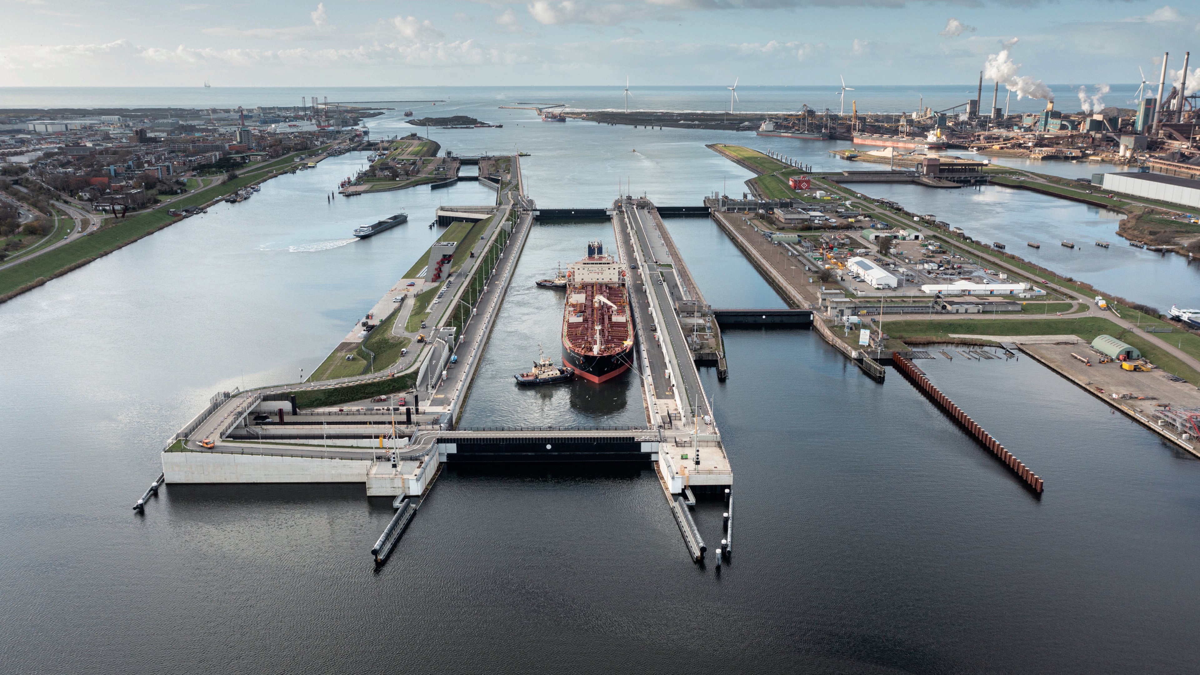 Government must invest in IJmuiden lock complex: Port of Amsterdam CEO sees negative impact on shipping flow