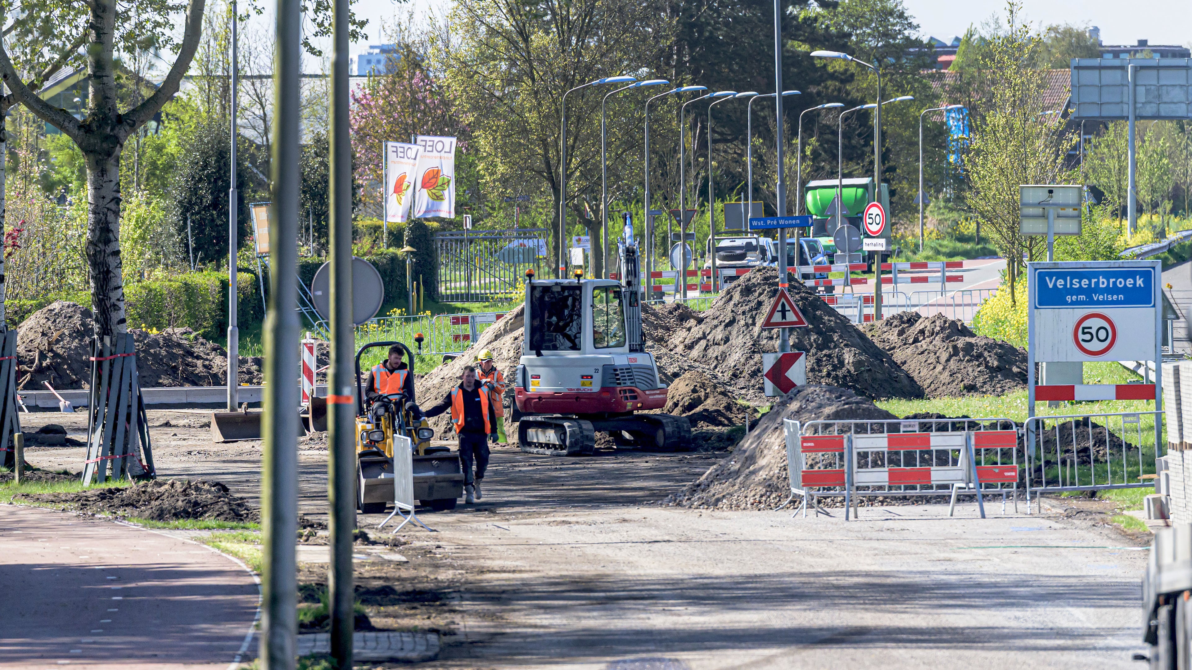 Road workers make Broekeroog and Rijksweg intersection in Velserbroek safer