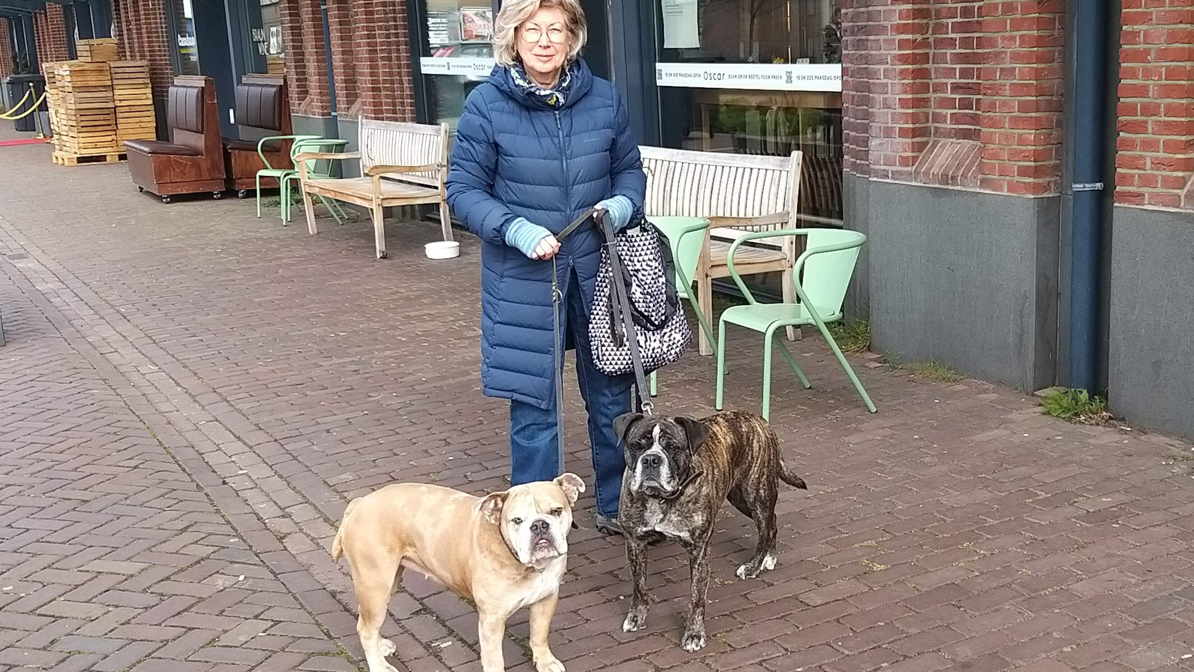 Anja picks up breakfast at Oscar Bakery with dogs Bonnie and Lola: 'I always enjoy walking here in the harbor area'