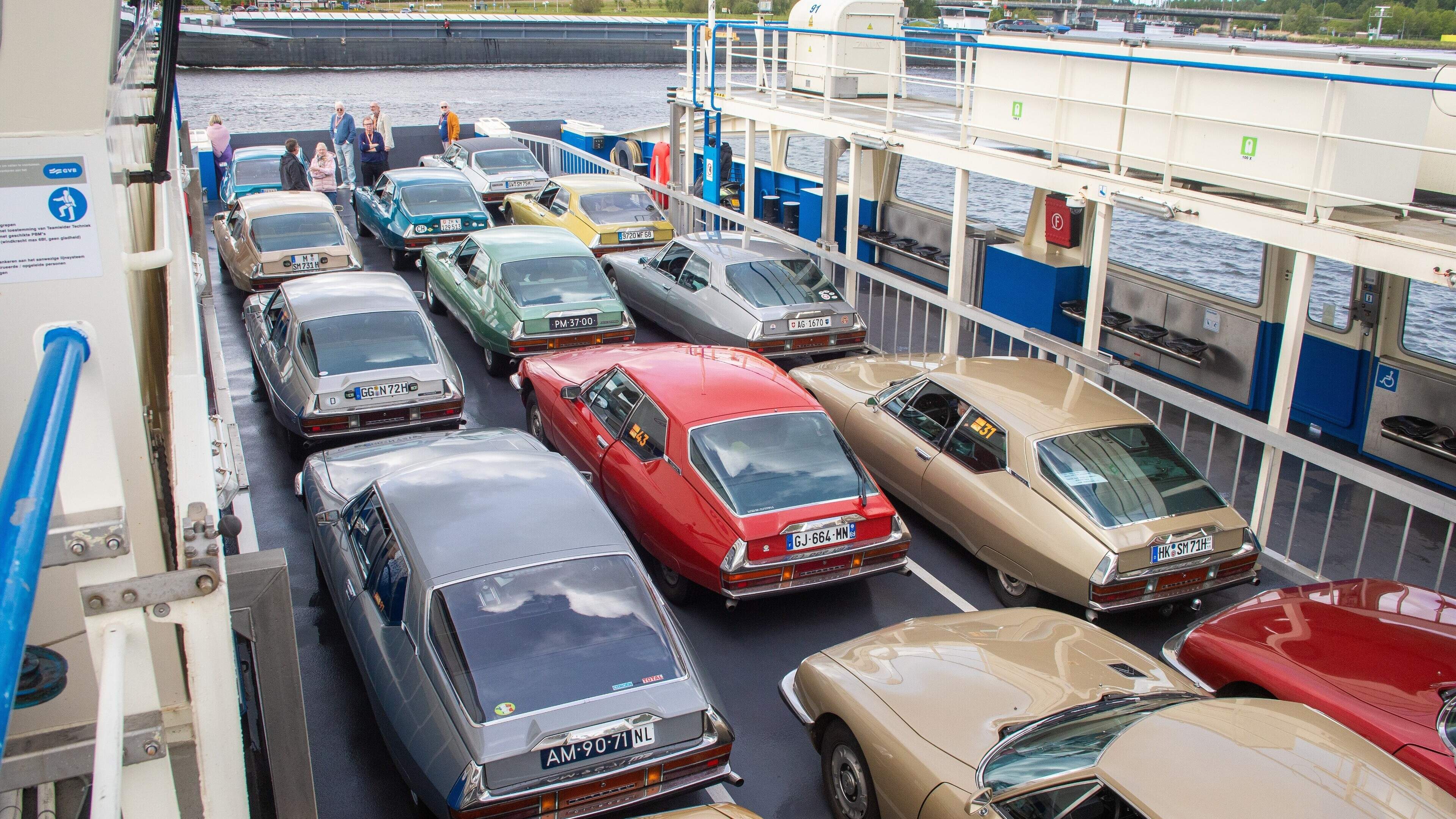 100 Citroën SMs glide over speed bumps in Haarlem and Velsen: ‘Like floating, yet glued to the road’