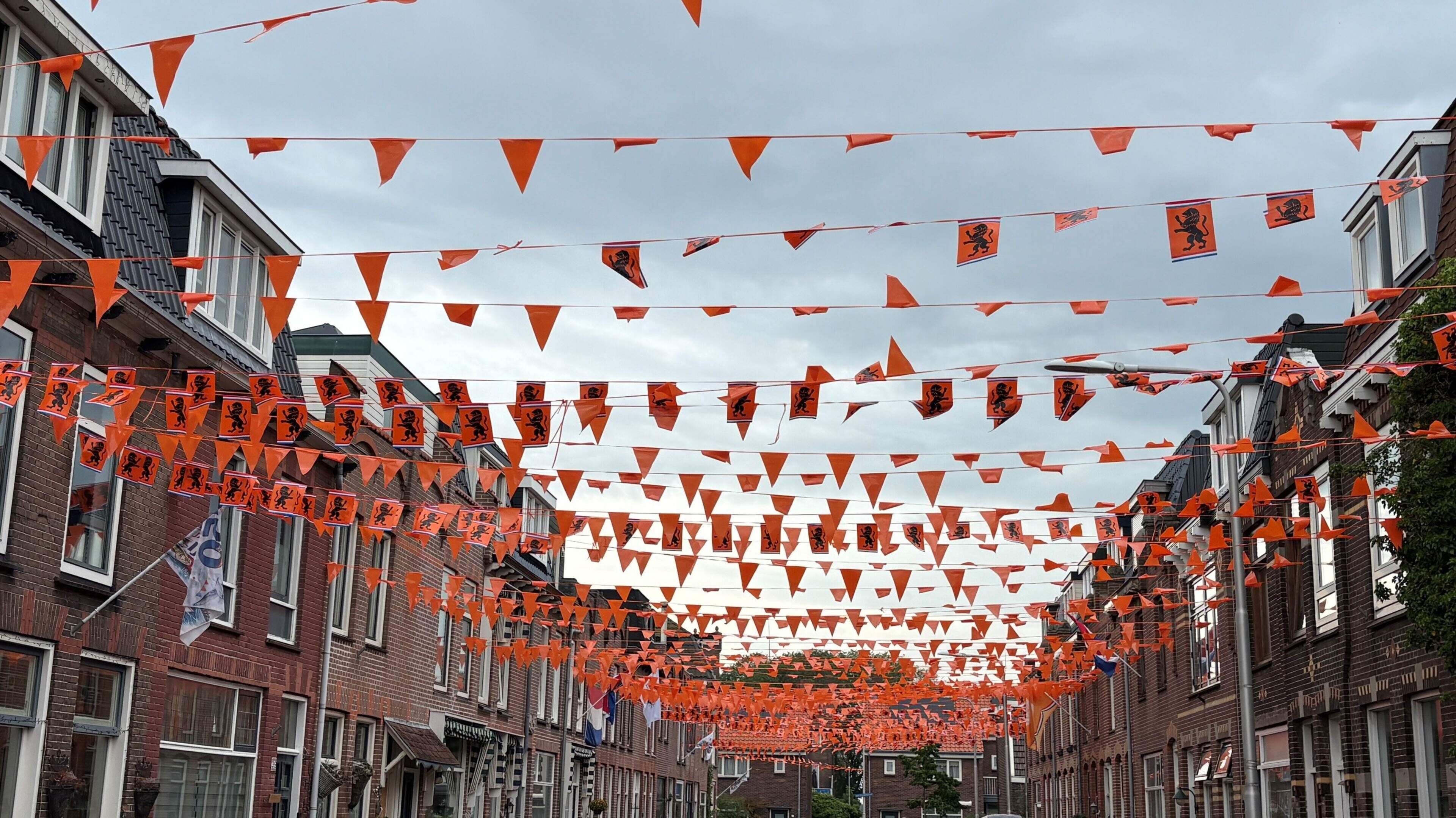 Almost a kilometer of bunting: how the World Cup comes to life in the streets of IJmuiden