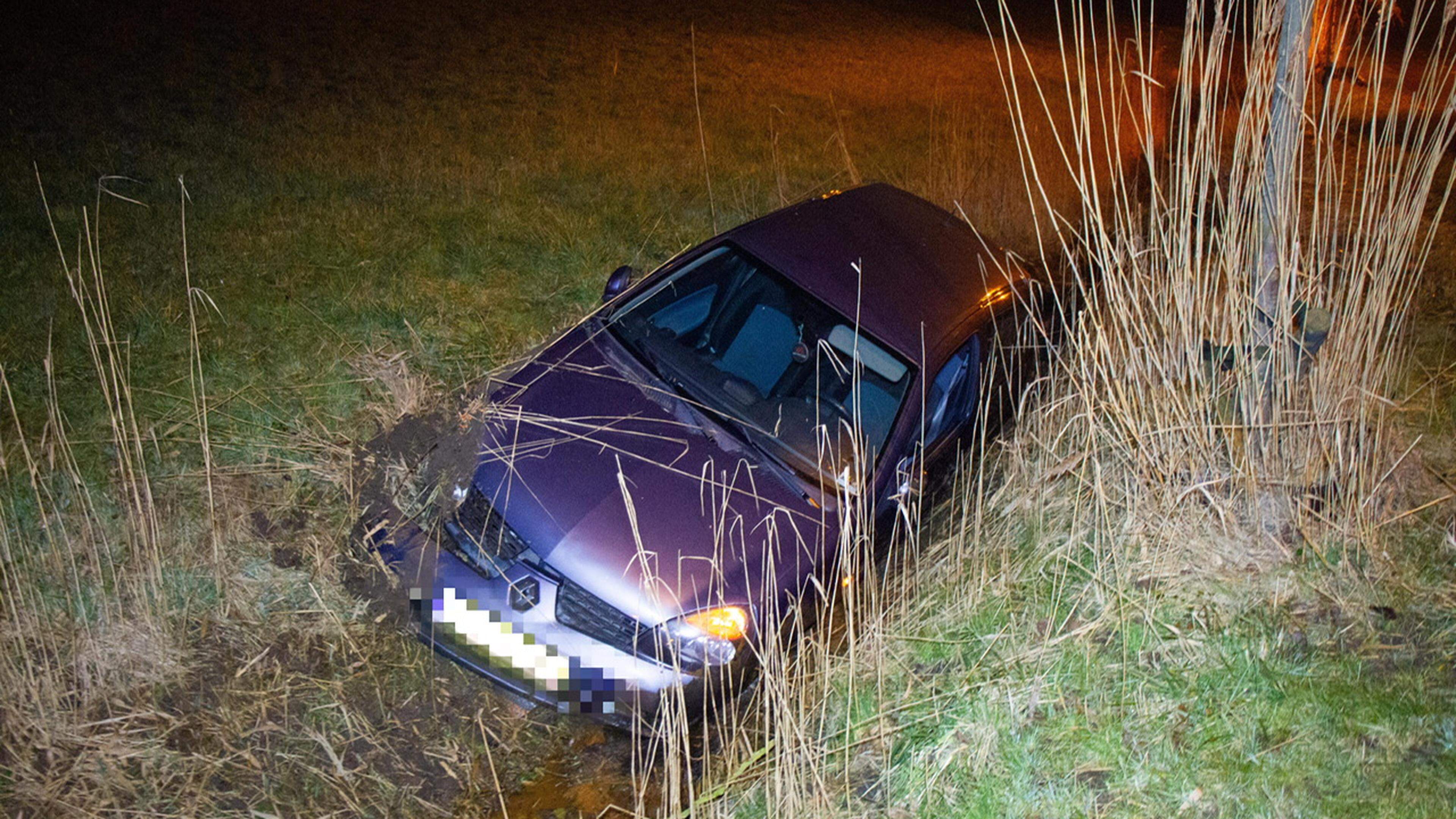 Auto belandt in greppel langs N202 in Velsen-Zuid
