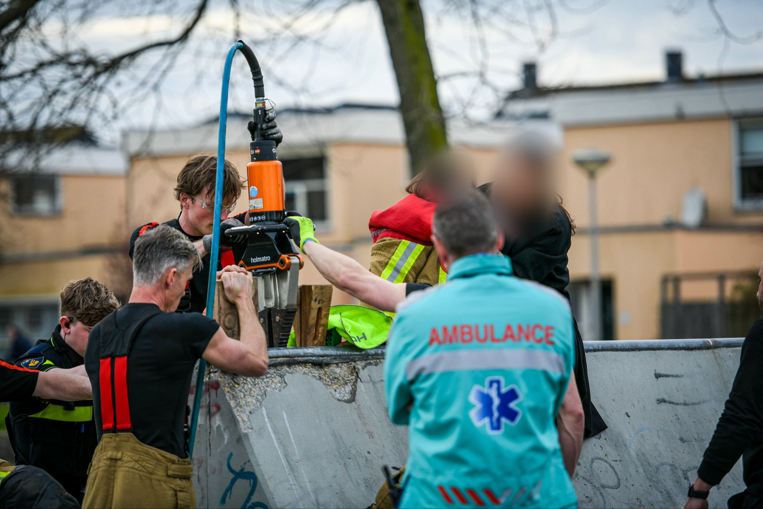 Meisje klem met hand in halfpipe Velserbroek, brandweer komt in actie