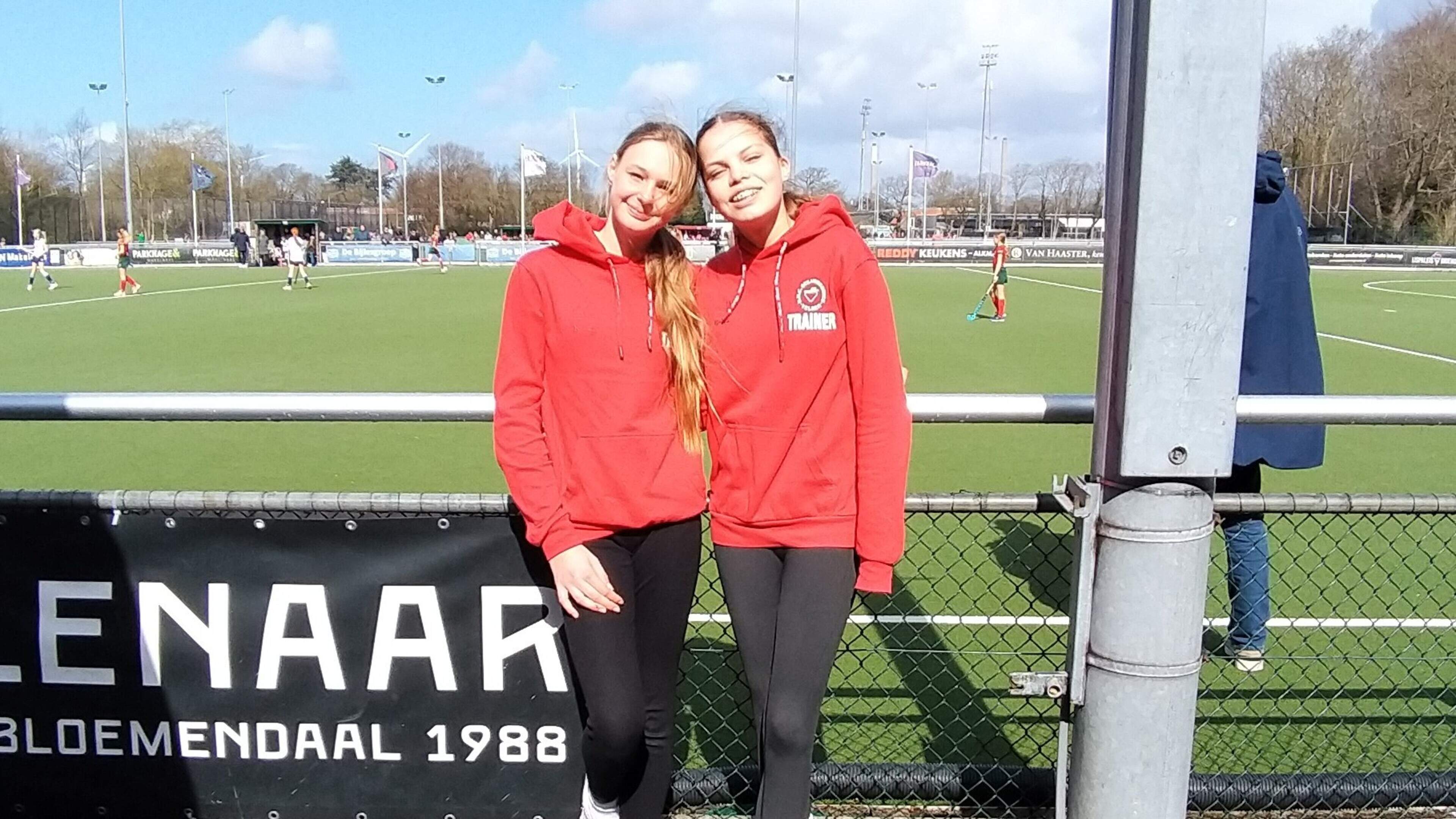 Field hockey coaches Noortje and Eva complement each other well on the pitch: ‘If I see them playing too close together, I shout “Bomb!”’