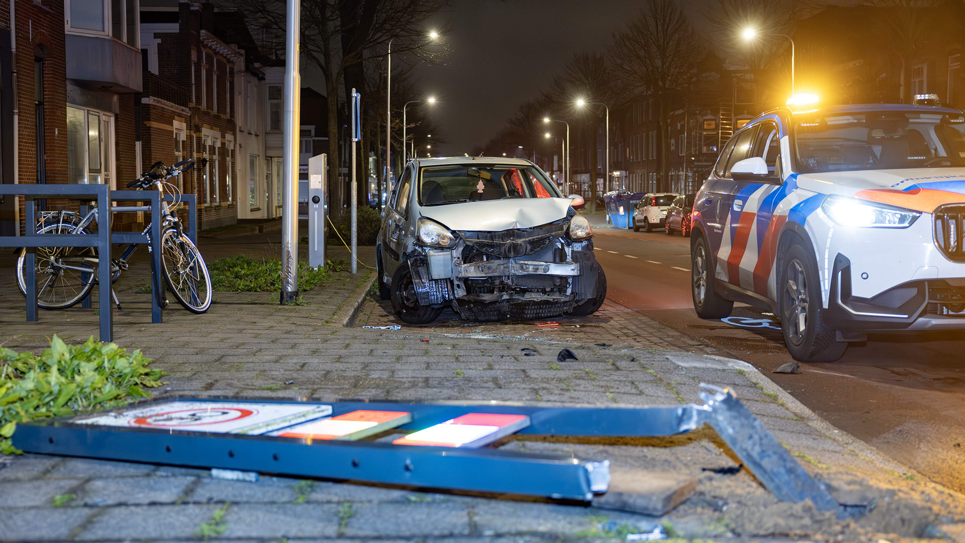Significant damage in single-vehicle crash in IJmuiden, occupants flee the scene