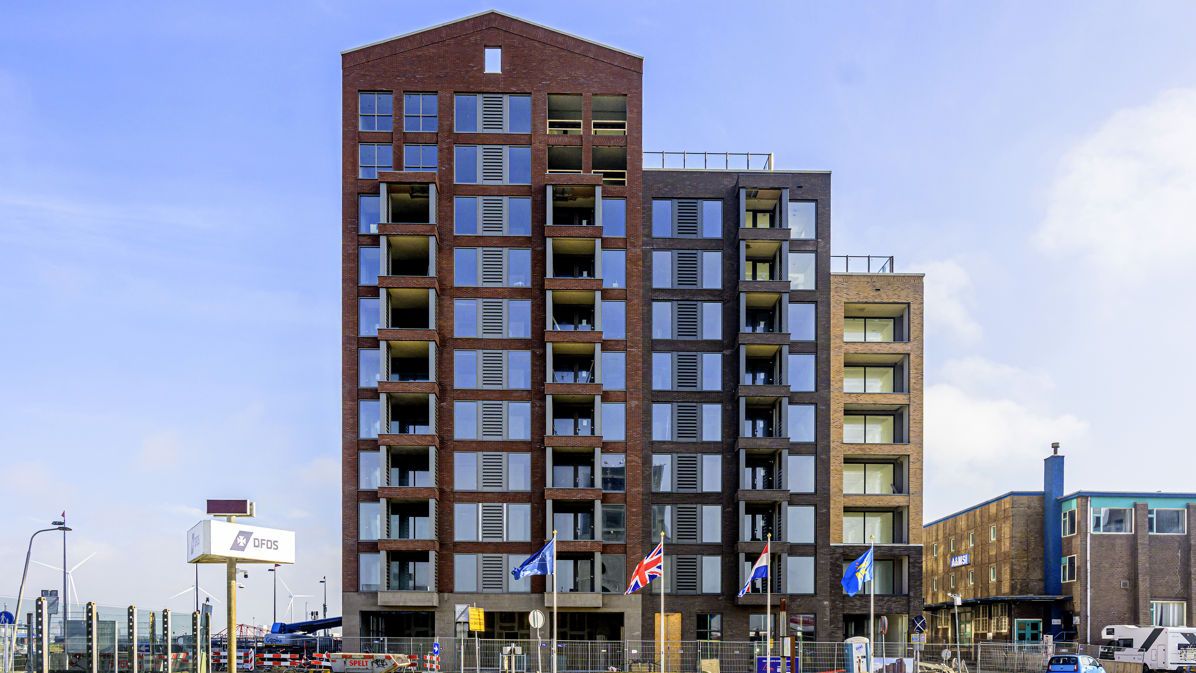 Sluisplein apartments emerge from scaffolding: A completely new look for Old IJmuiden