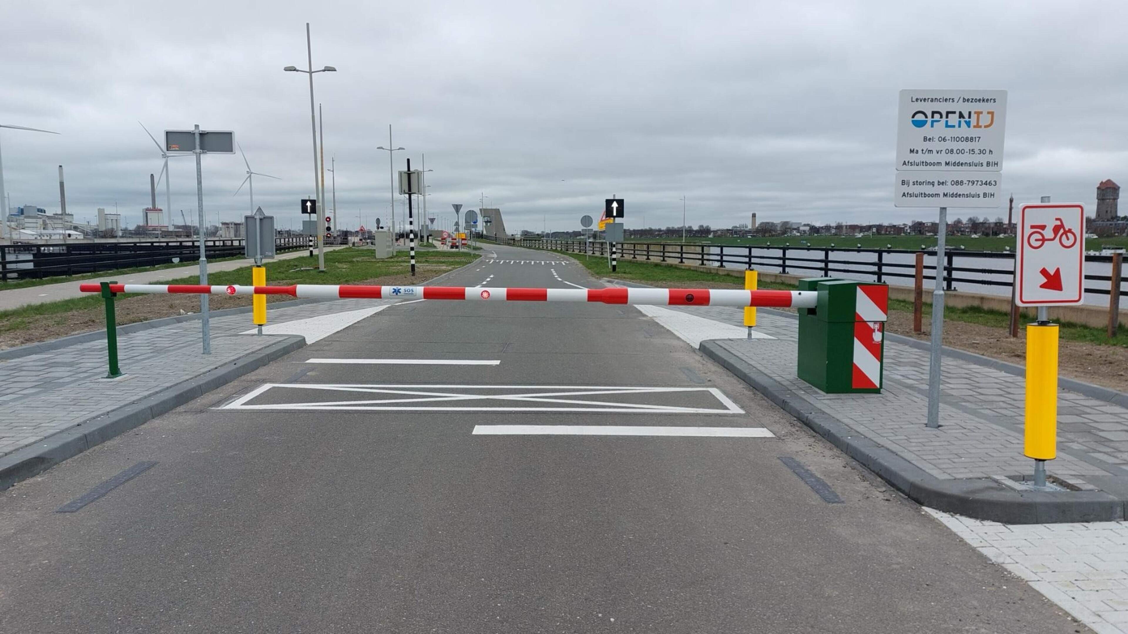 Velsen takes legal action to reopen lock route; Rijkswaterstaat refuses due to construction and safety concerns