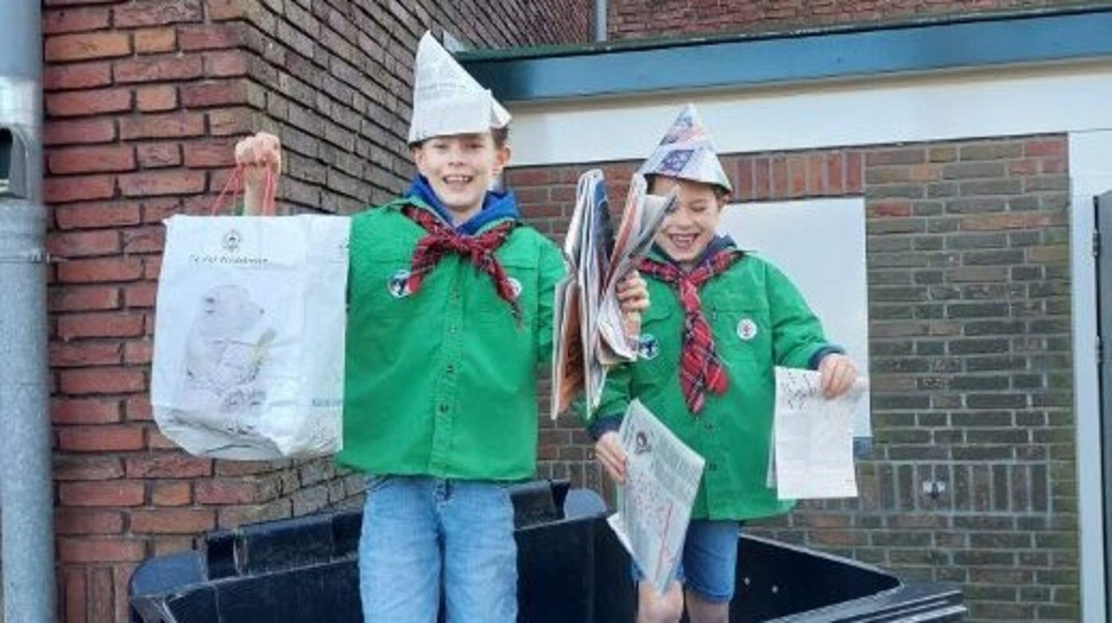 Fedde and Vigo collect paper for their scout group. 'We are also selling jackets for our new clubhouse'