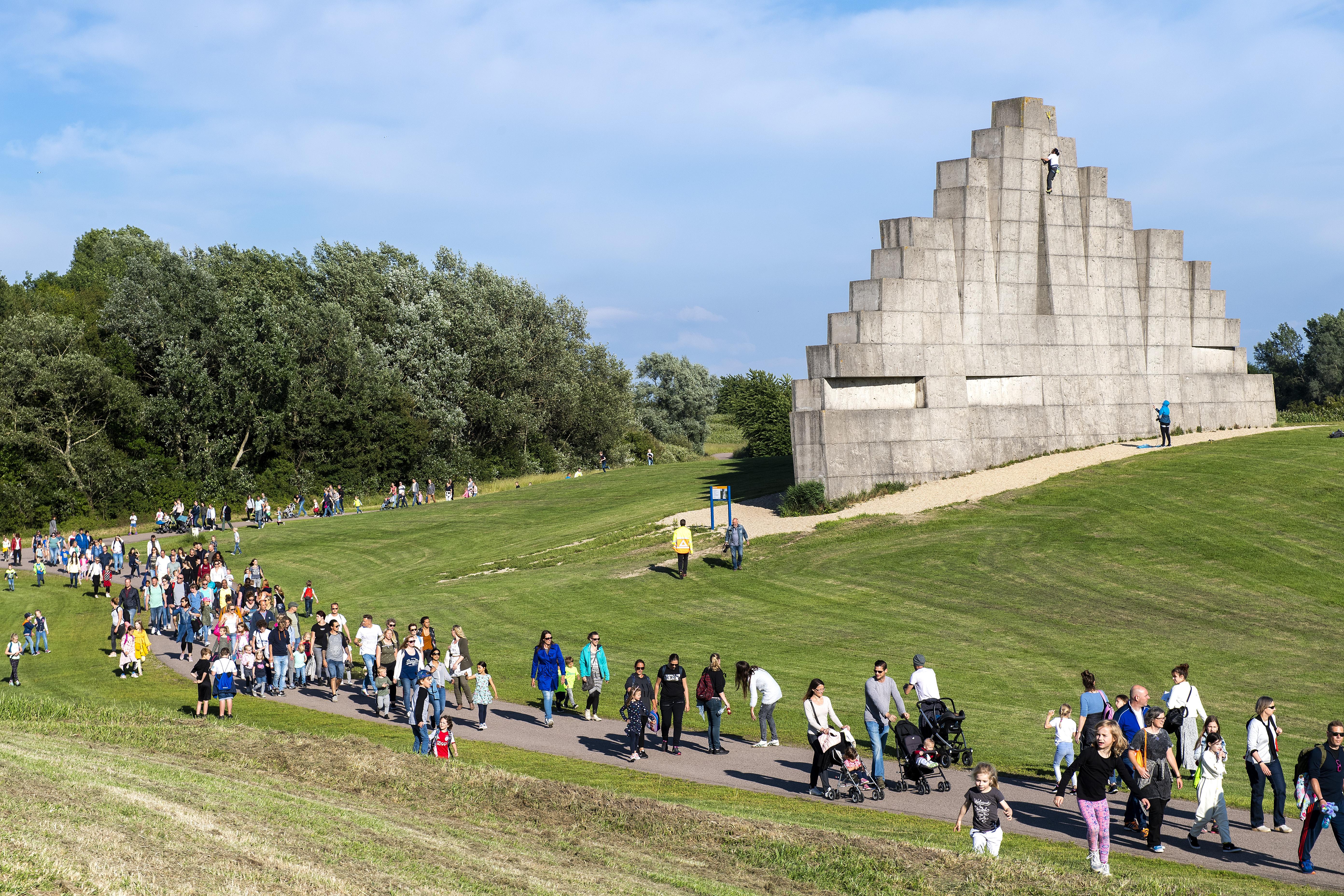 Avondvierdaagse Velserbroek houdt tussenstop bij klimmuur in recreatiegebied Spaarnwoude