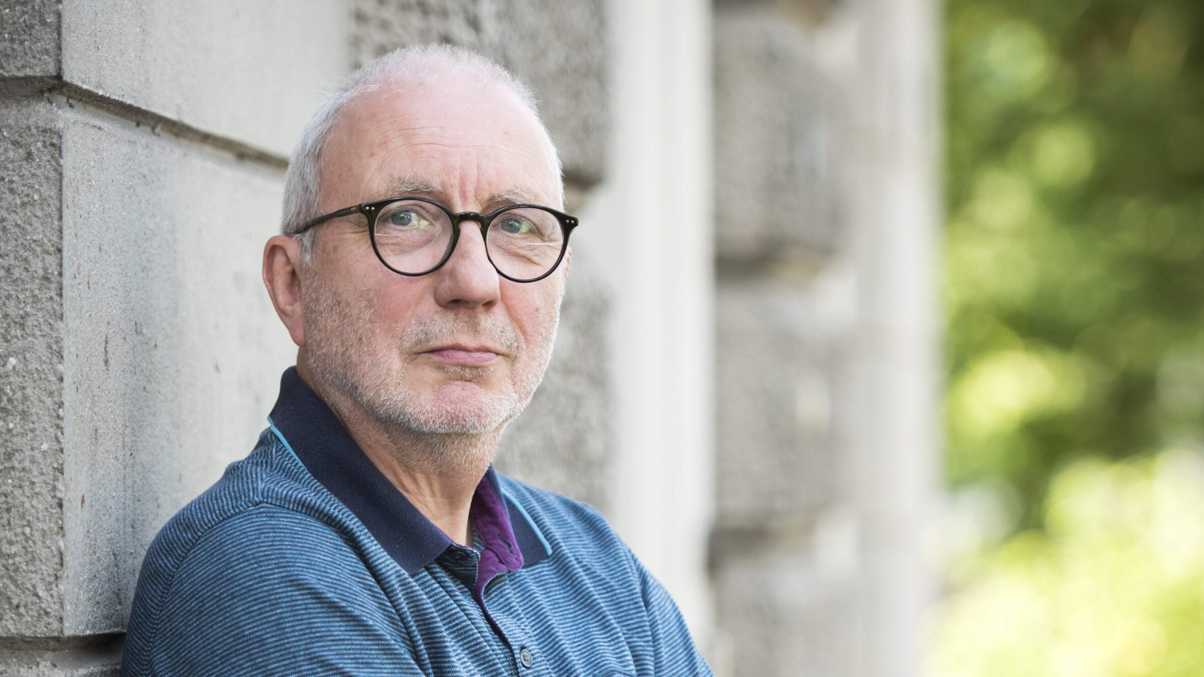 Children's book author Arend van Dam takes children through war stories at IJmuiden Library