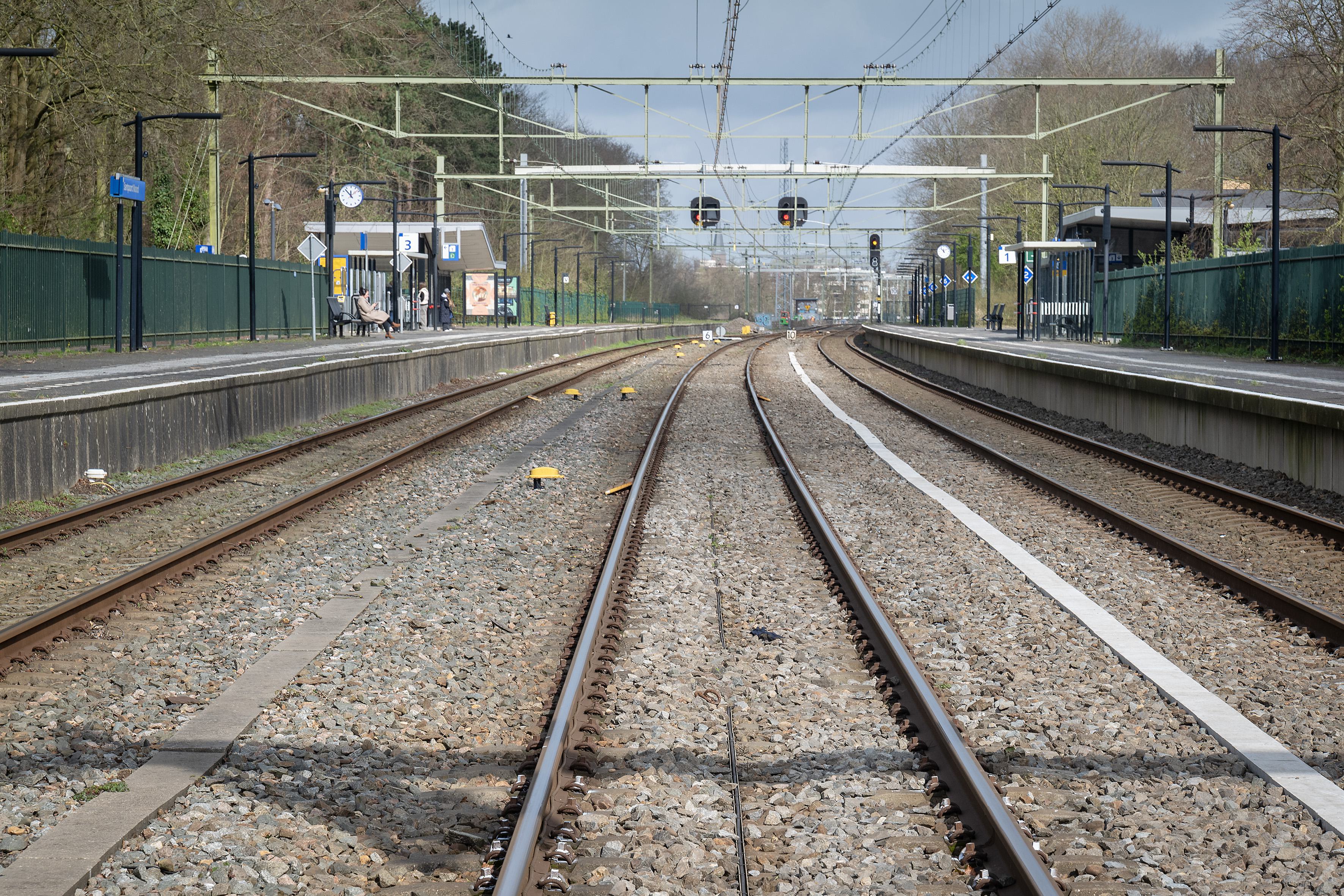 Prorail sloopt spoor en bouwt nieuw perron in Santpoort-Noord. Week lang geen treinverkeer