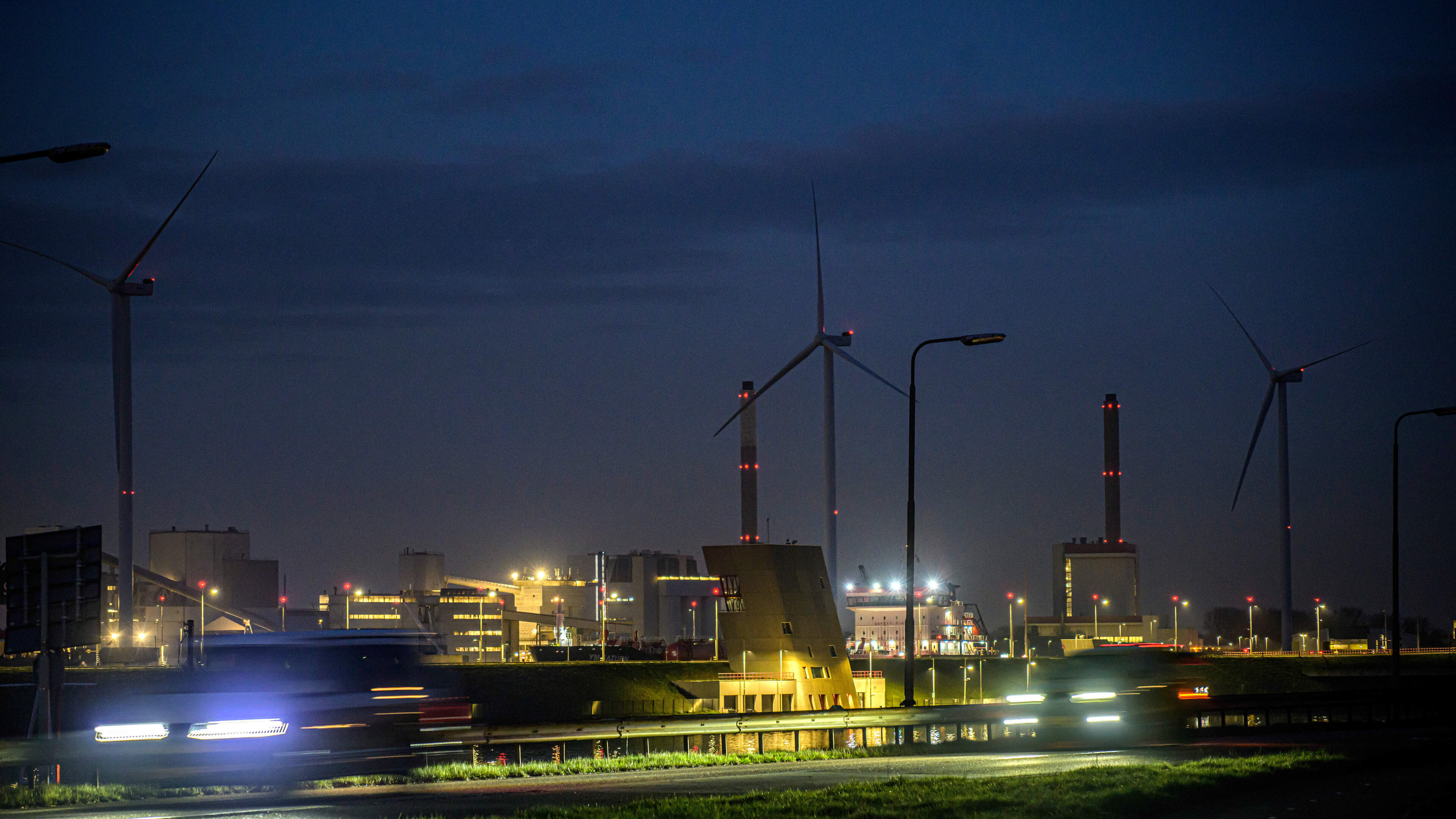 Velsen installs temporary lighting along dark Kanaaldijk and sends bill to Rijkswaterstaat