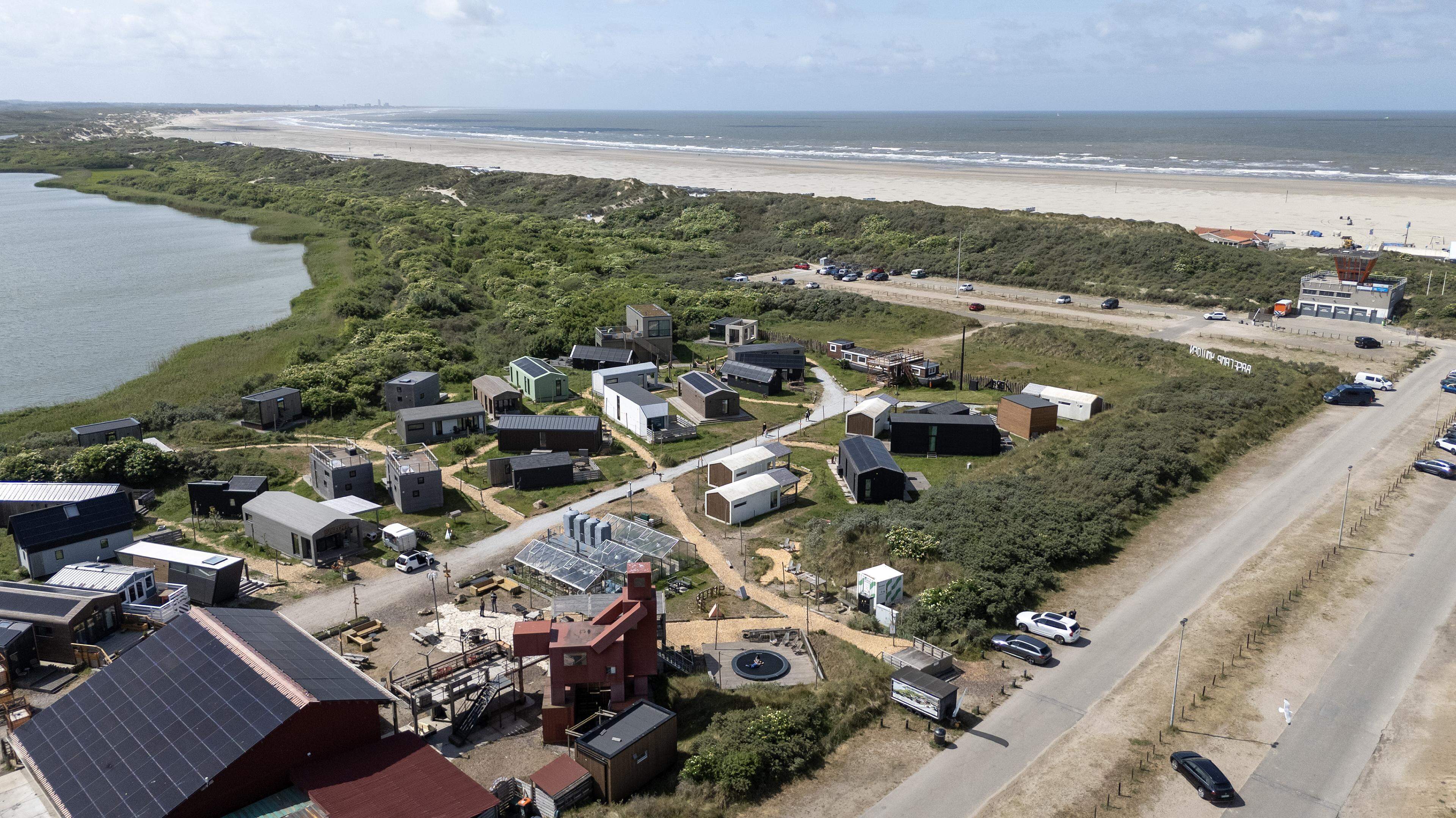 Strandbewoners IJmuiderstrand herkennen zich niet in klaagbrief naar gemeenteraad over Basecamp
