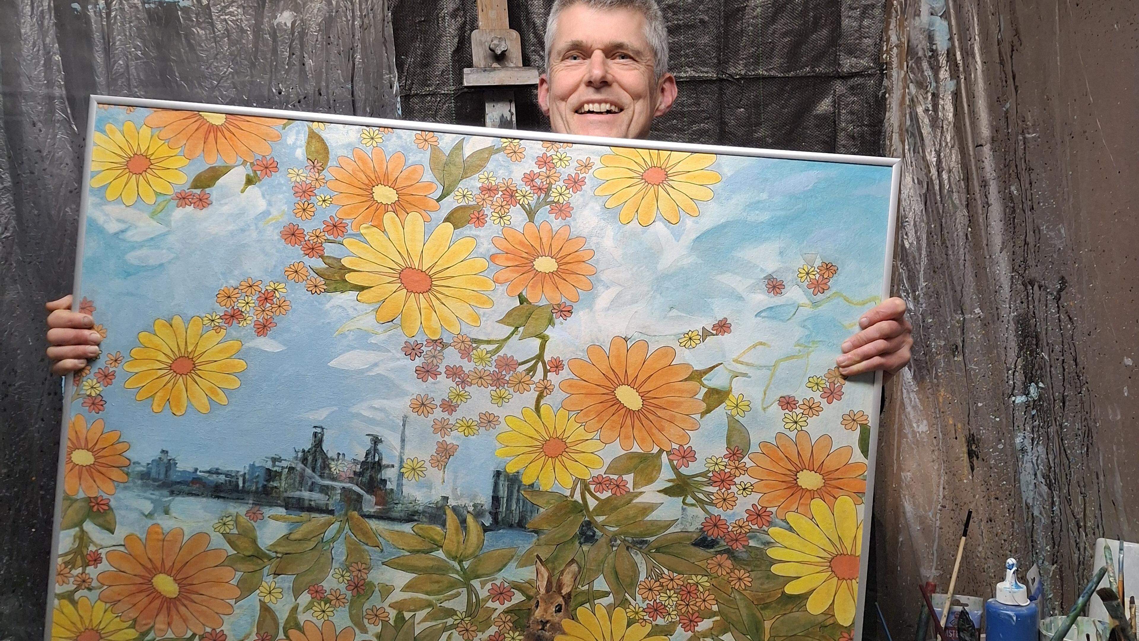 Schilder Henk Zwanenburg maakt tijdens de Kunstroute Velsen Tata Steel mooi met een bloemetjesgordij