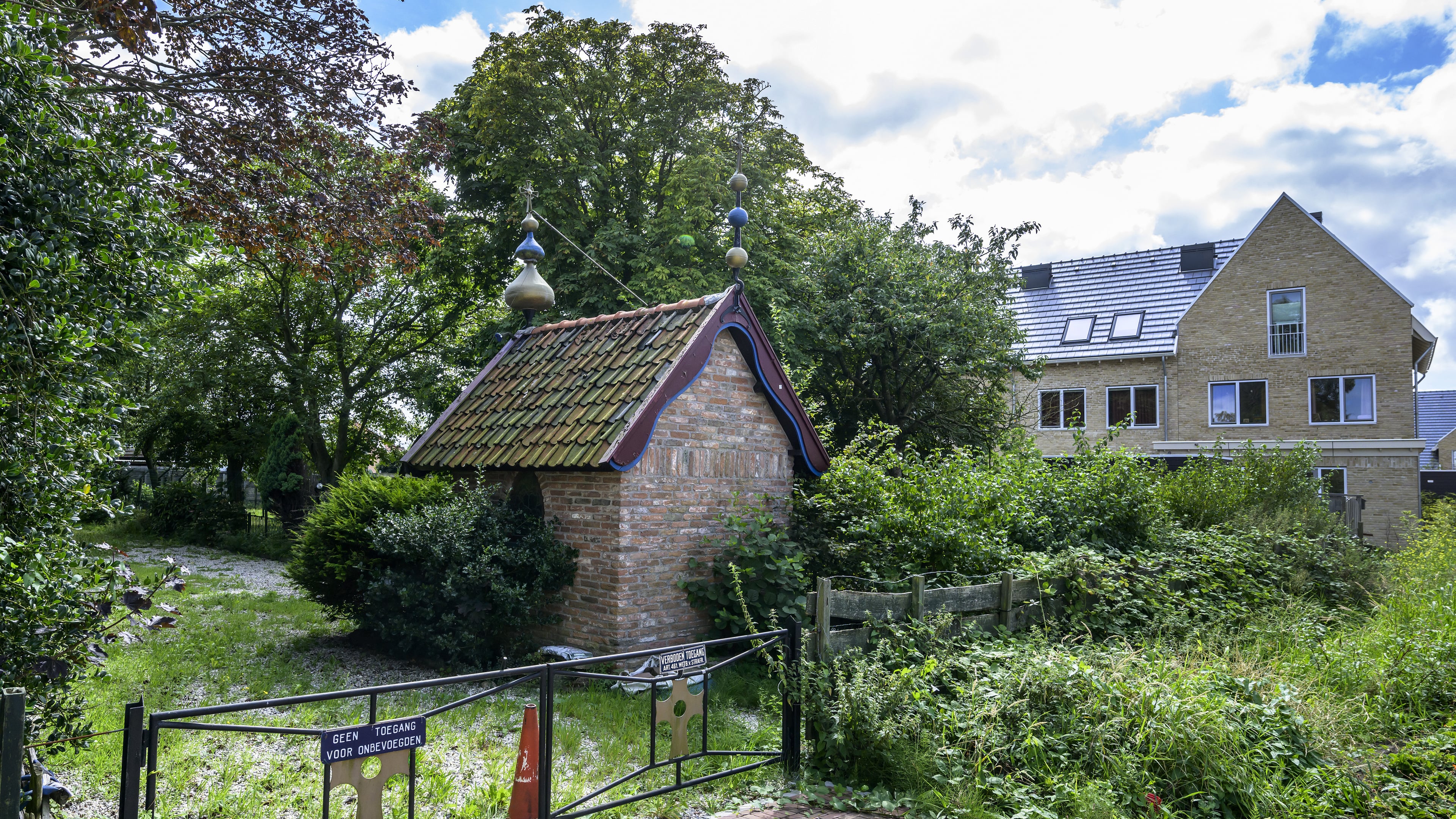 Een Russische kapel tussen de nieuwbouw van Hofgeest Buiten in Velserbroek. Erfenis van kunstenaar J