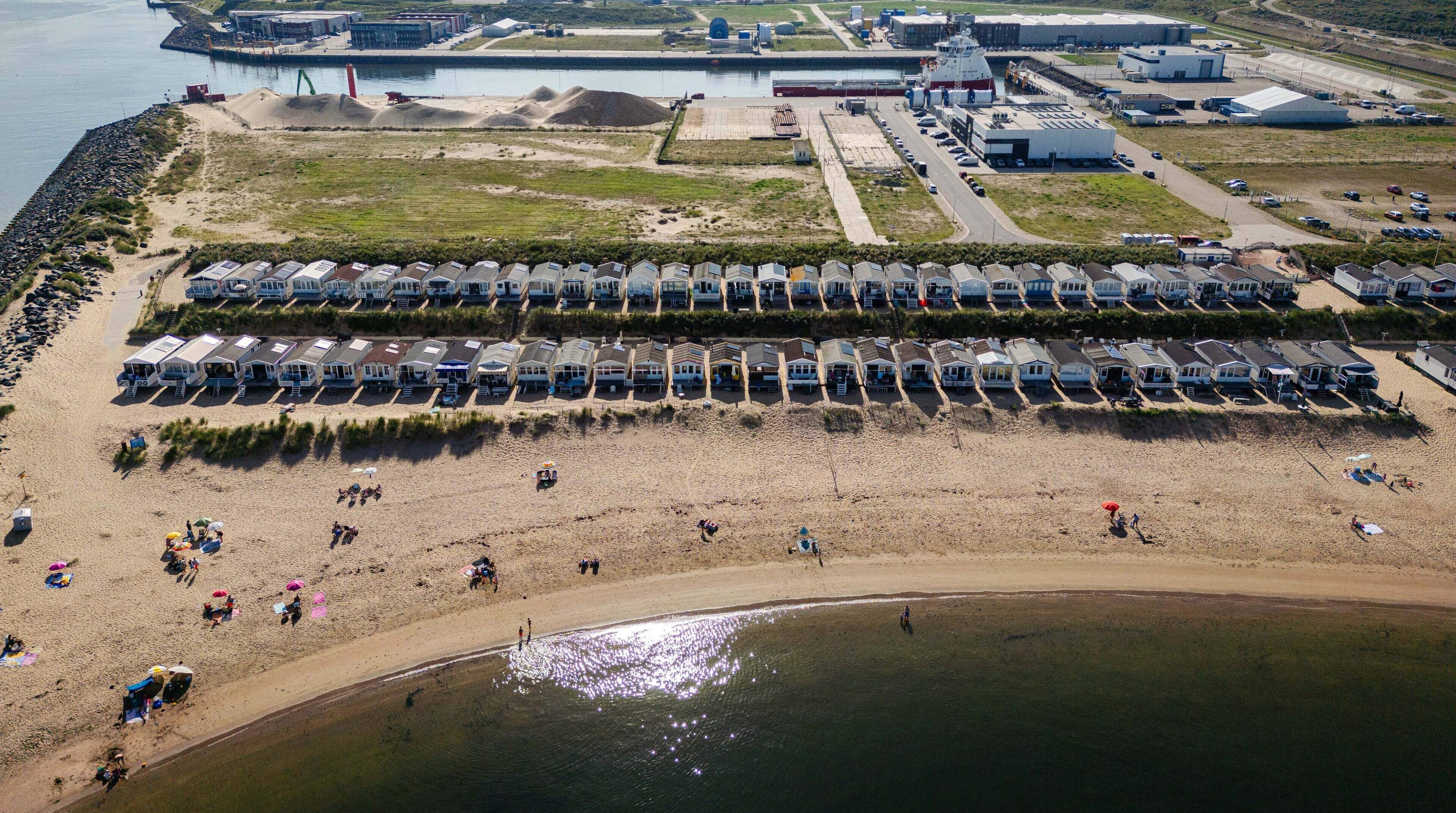 Three people assaulted at Little Beach IJmuiden aan Zee; police seek five suspects