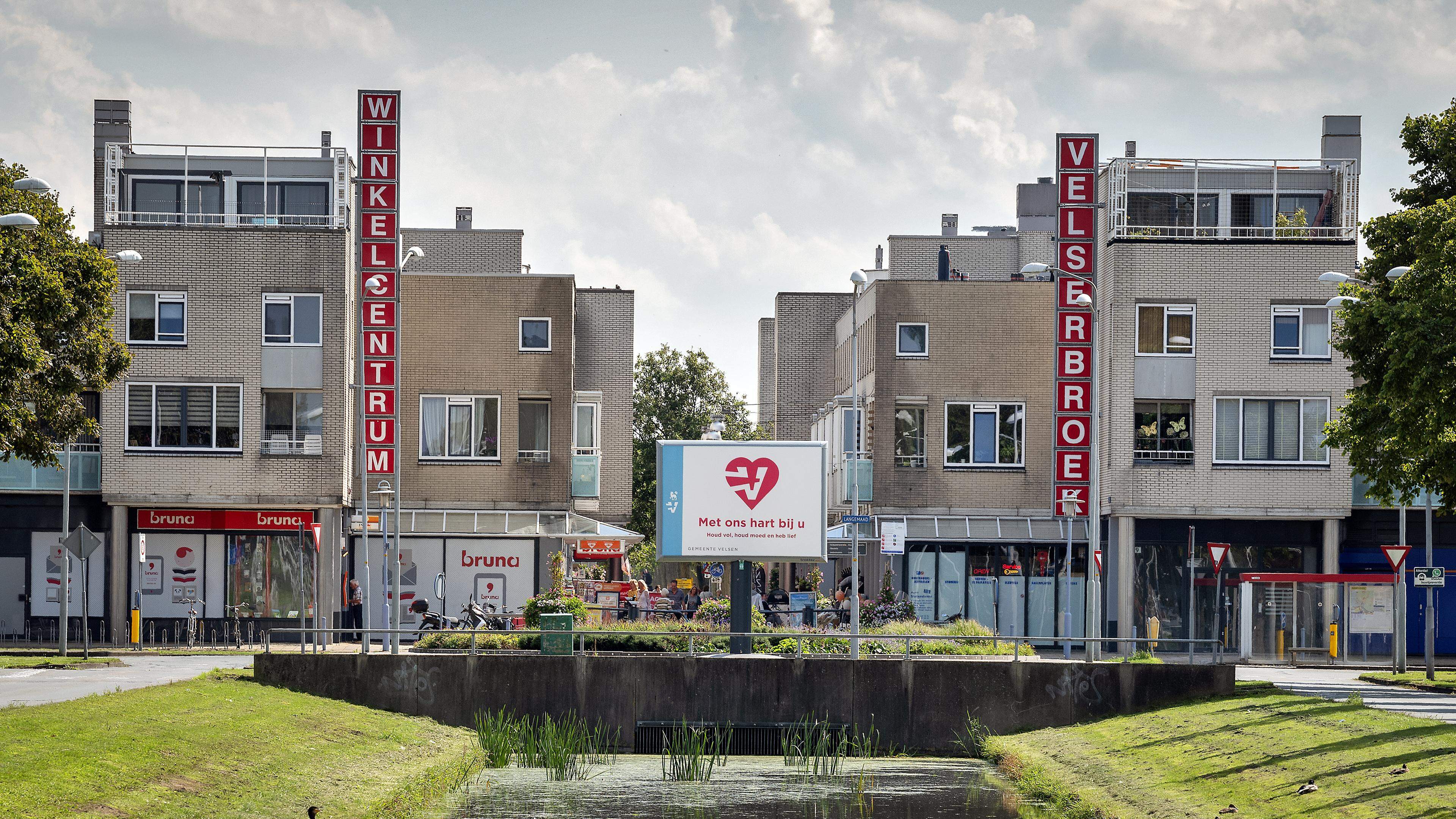 Vanwege jubileum is winkelcentrum Velserbroek veranderd in een feestterrein