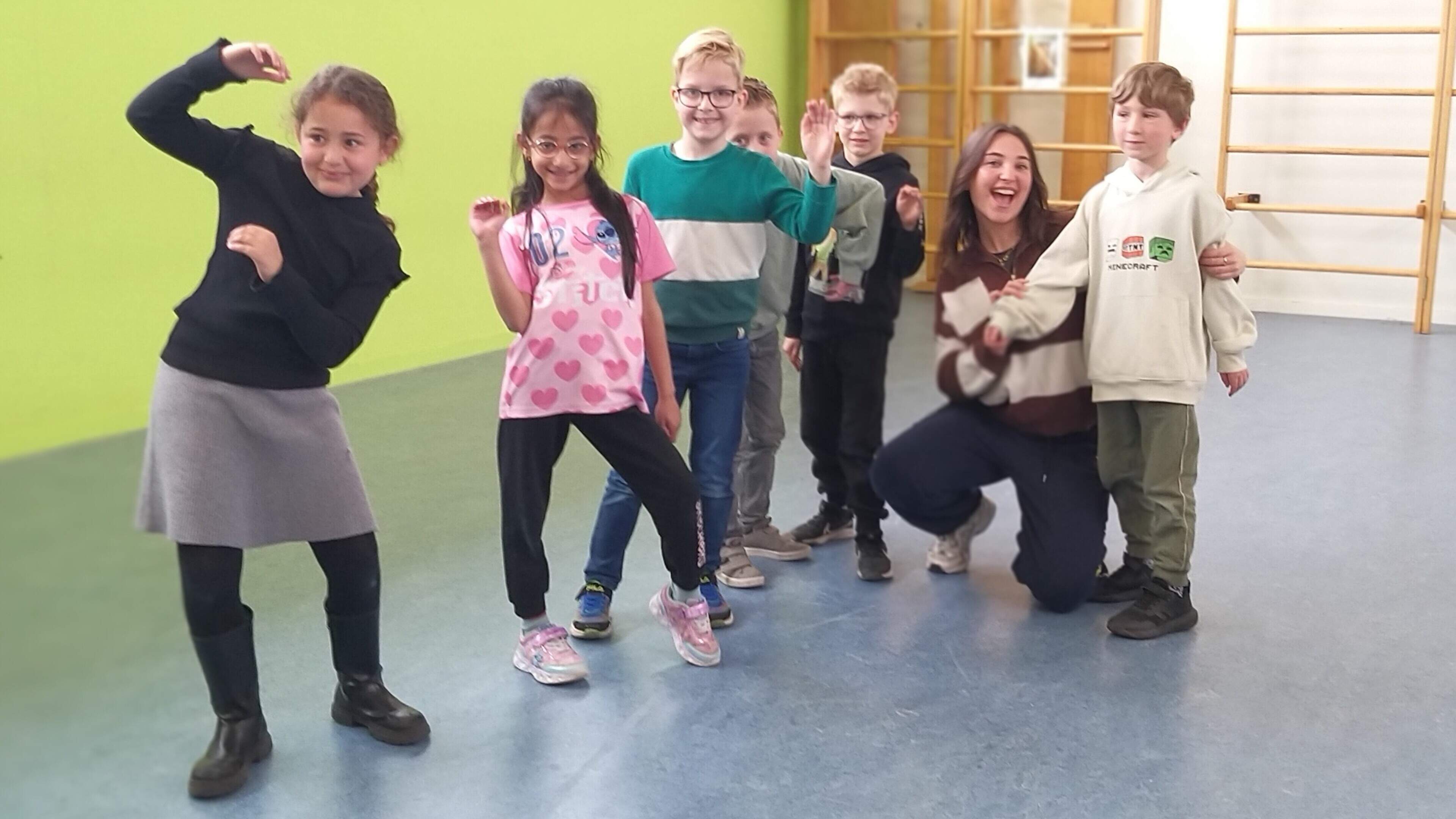 Children of De Pionier primary school put finishing touches on Haventheater performance: 'Everything must be theater-worthy'