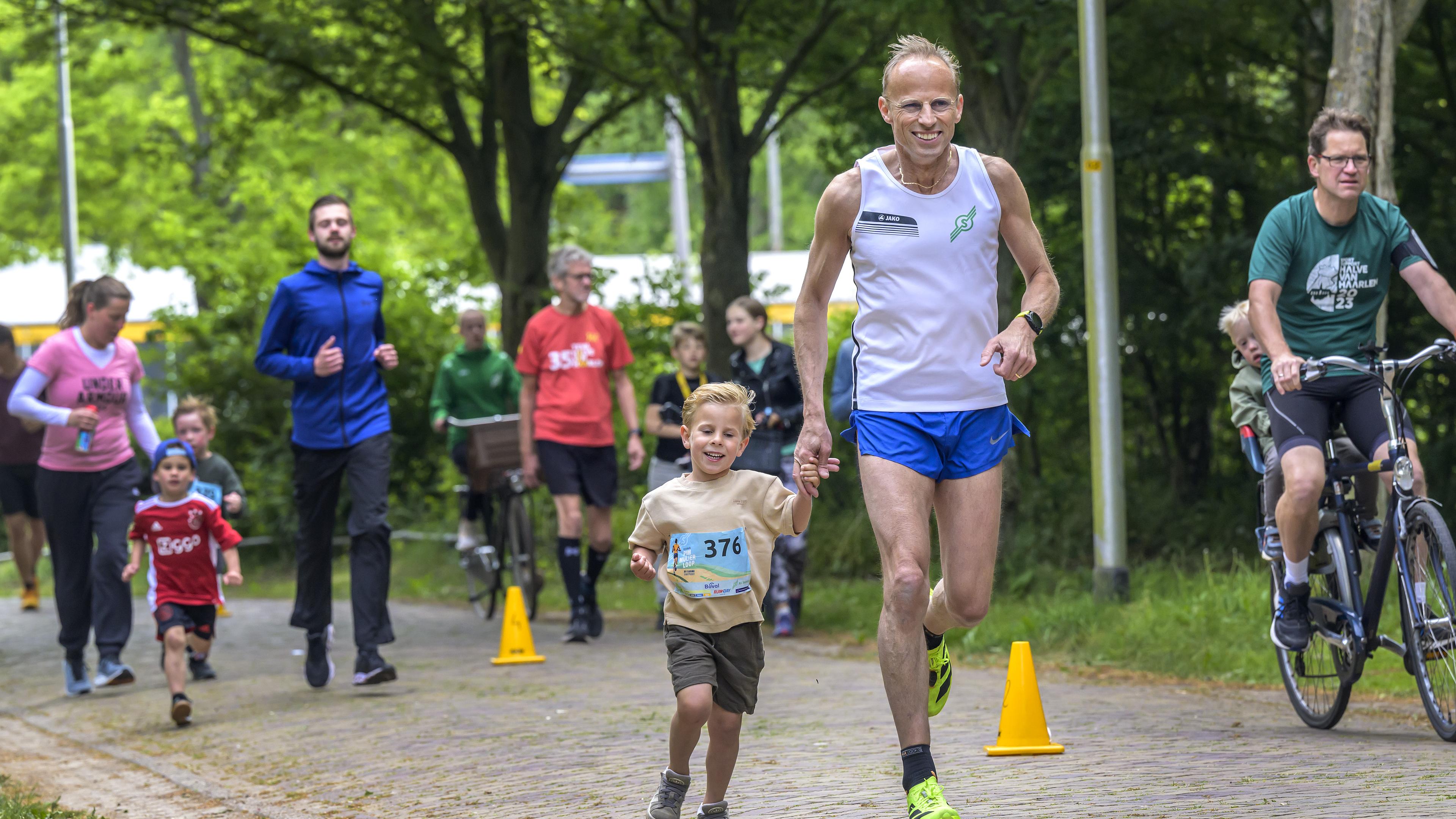 Kidsrun Pim Mulierloop trekt 71 deelnemers. ’Ik neem de medailles en beker mee naar school morgen. D
